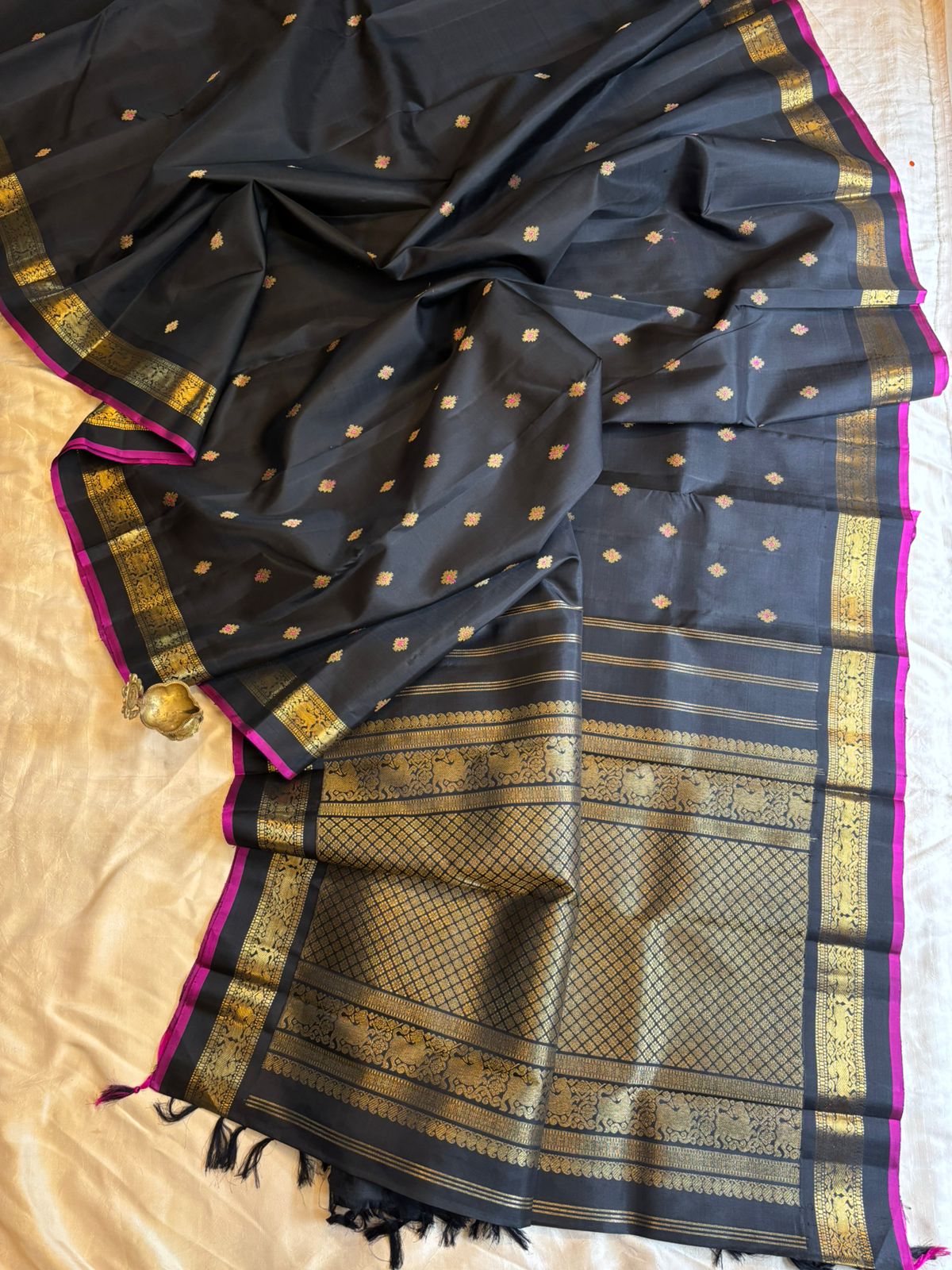 Black meenakari butta kaal erangina border/ kanjipuram silk