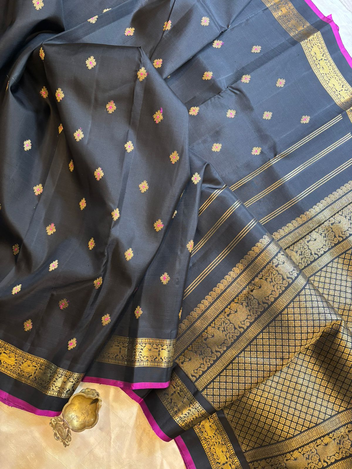 Black meenakari butta kaal erangina border/ kanjipuram silk