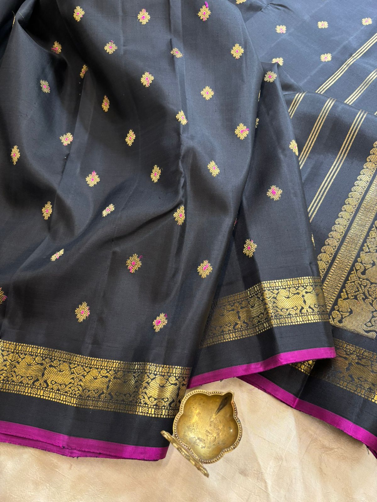 Black meenakari butta kaal erangina border/ kanjipuram silk