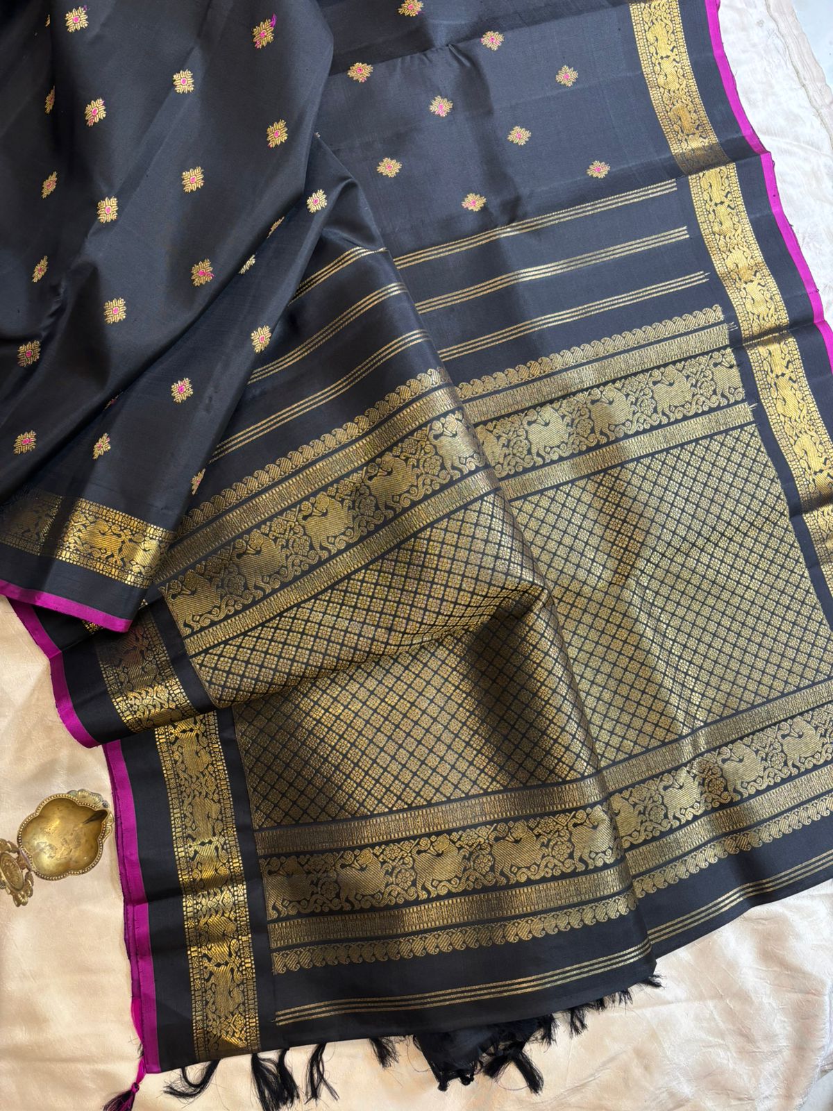 Black meenakari butta kaal erangina border/ kanjipuram silk