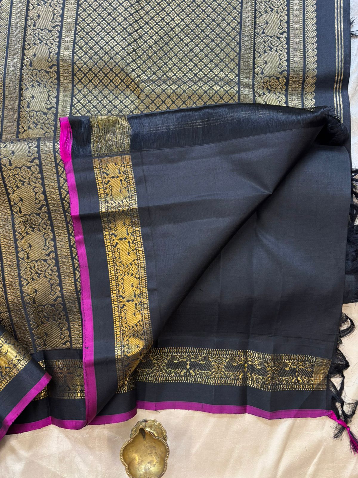 Black meenakari butta kaal erangina border/ kanjipuram silk