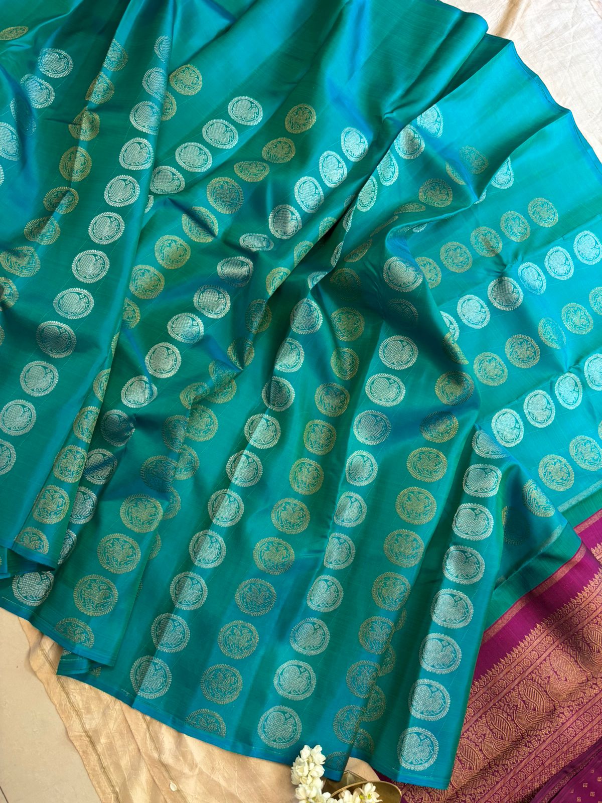 Blue shot green annam and yazhi round butta lines / kanjipuram silk