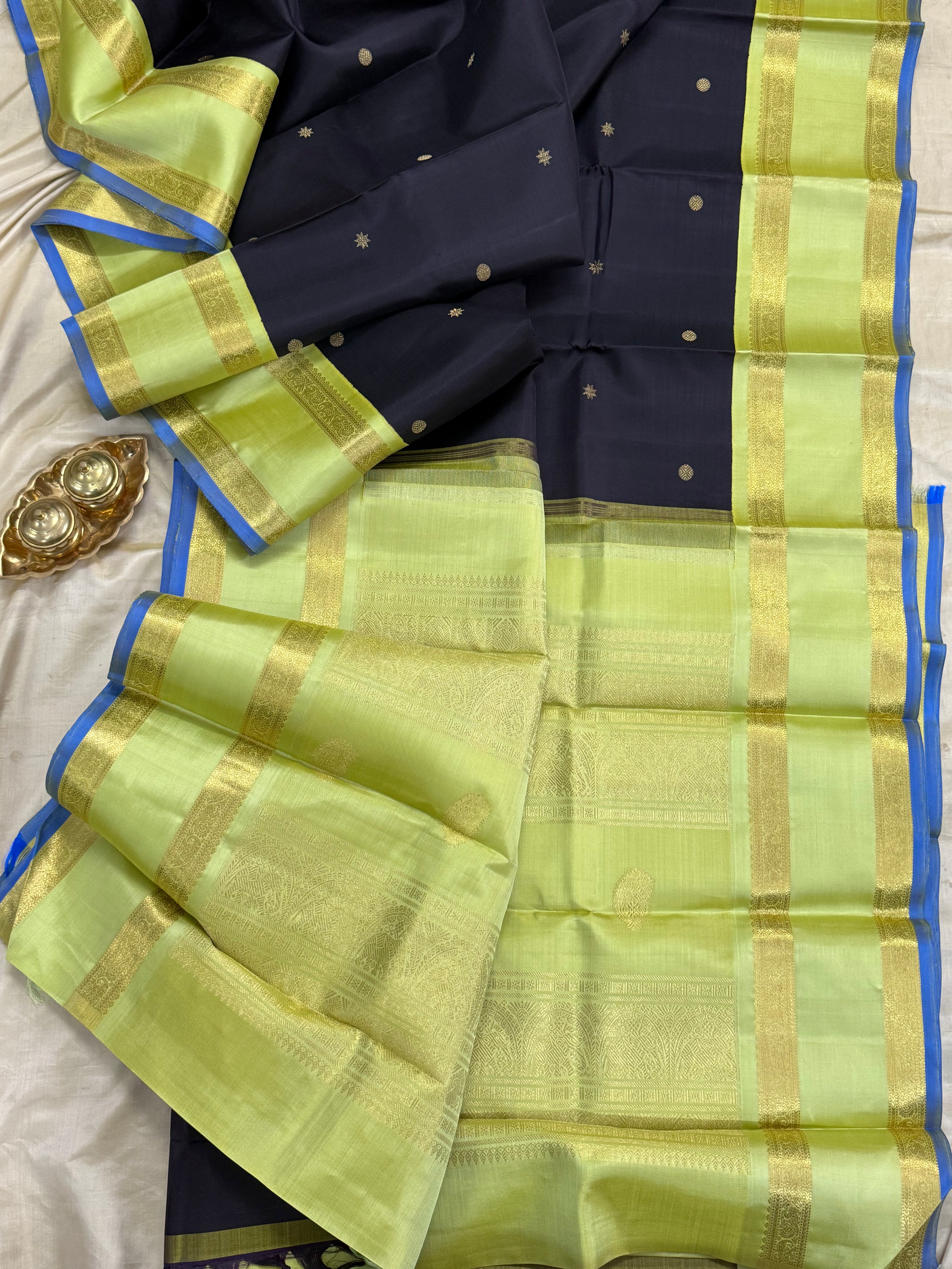 Black and lite green rettapet border/ Kanjipuram silk CL1345