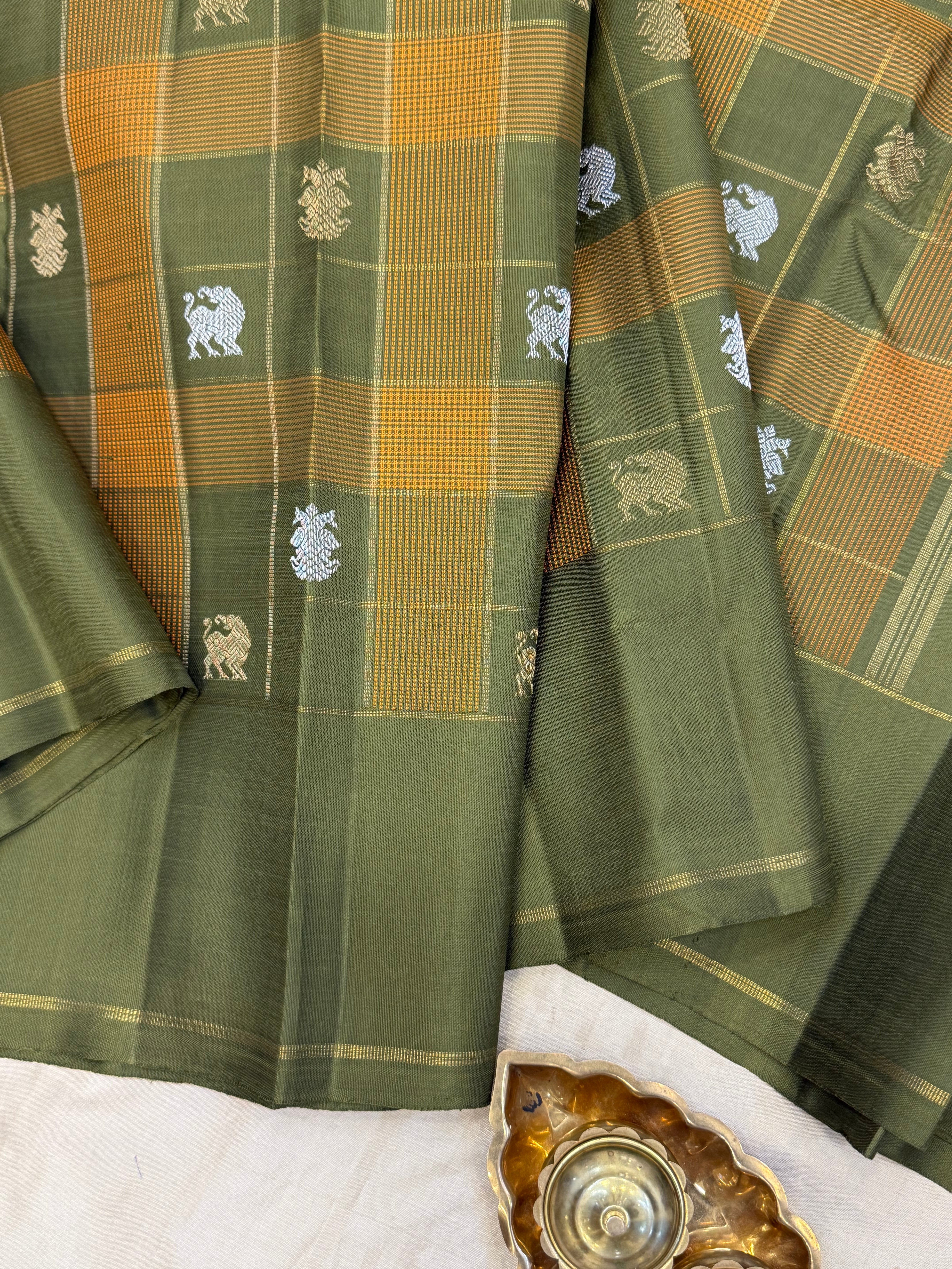 Olive green Muthu Kattam / kanjipuram silk saree CLSA10777