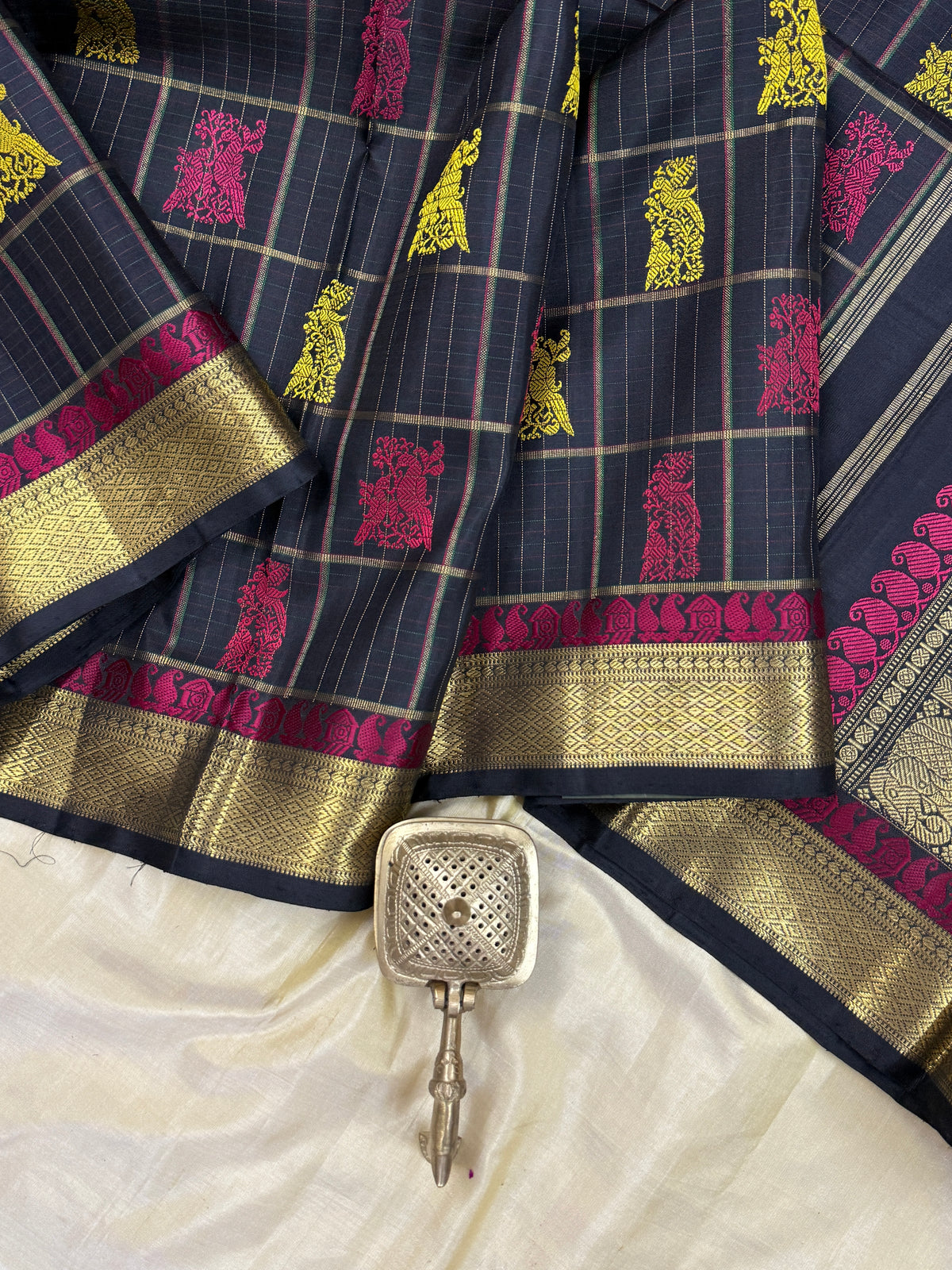 Black Retta kili with Zari and thread Kattam /kanjipuram silk saree
