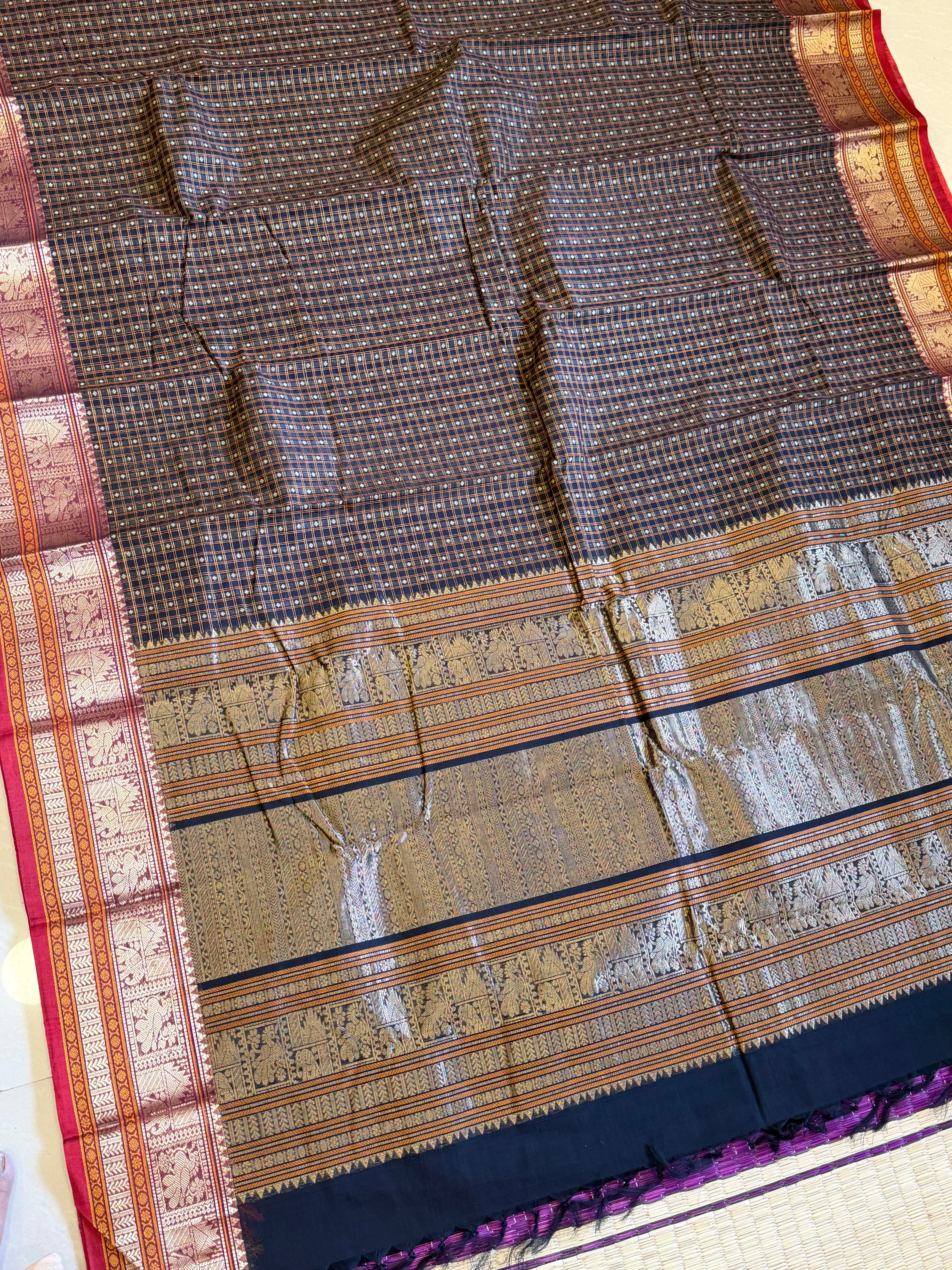 Black Zari pet diamond Laksham Butta / Kanchi cotton