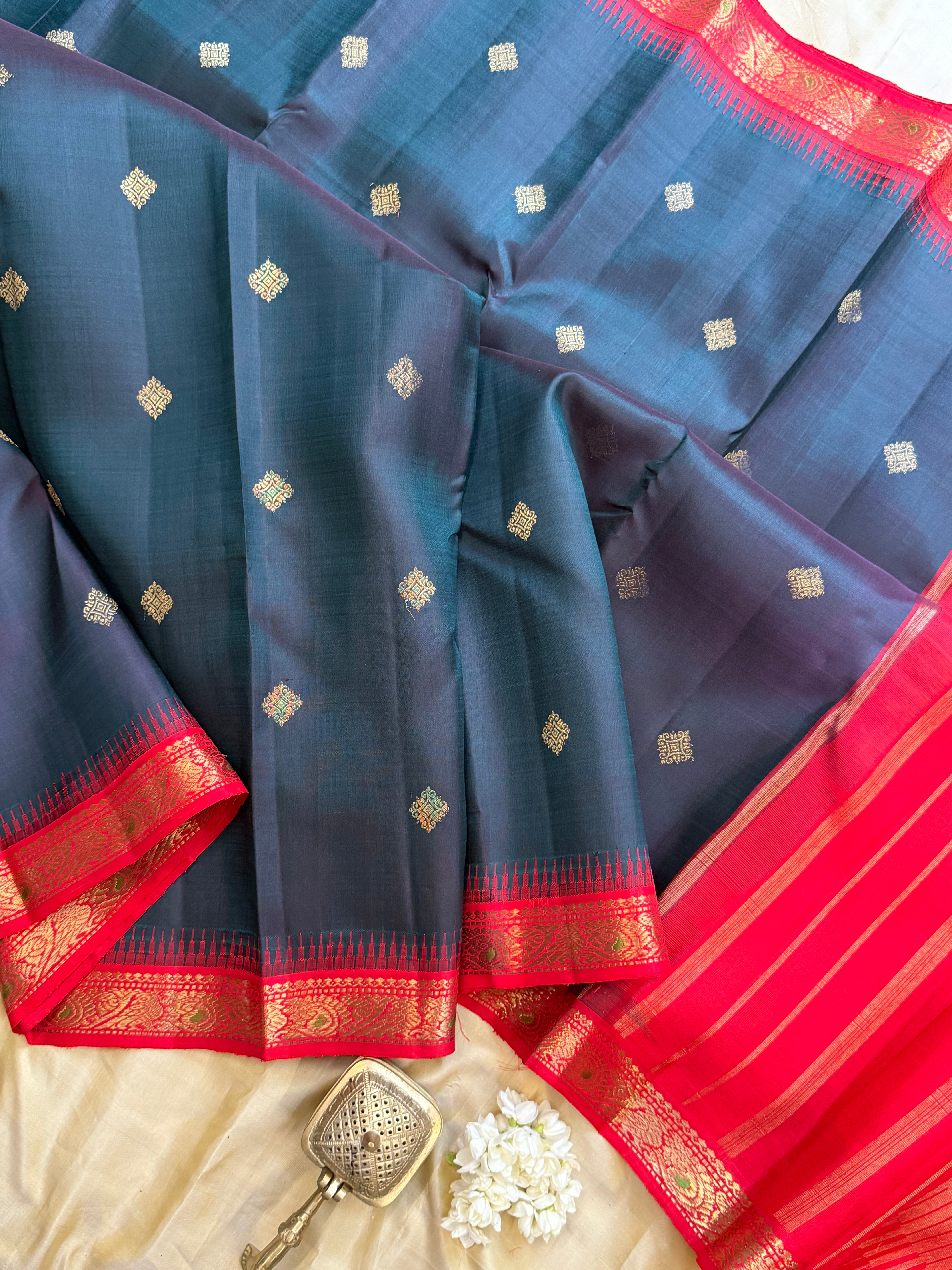 Mayilkazhuthu Korvai small border /Kanjipuram silk saree