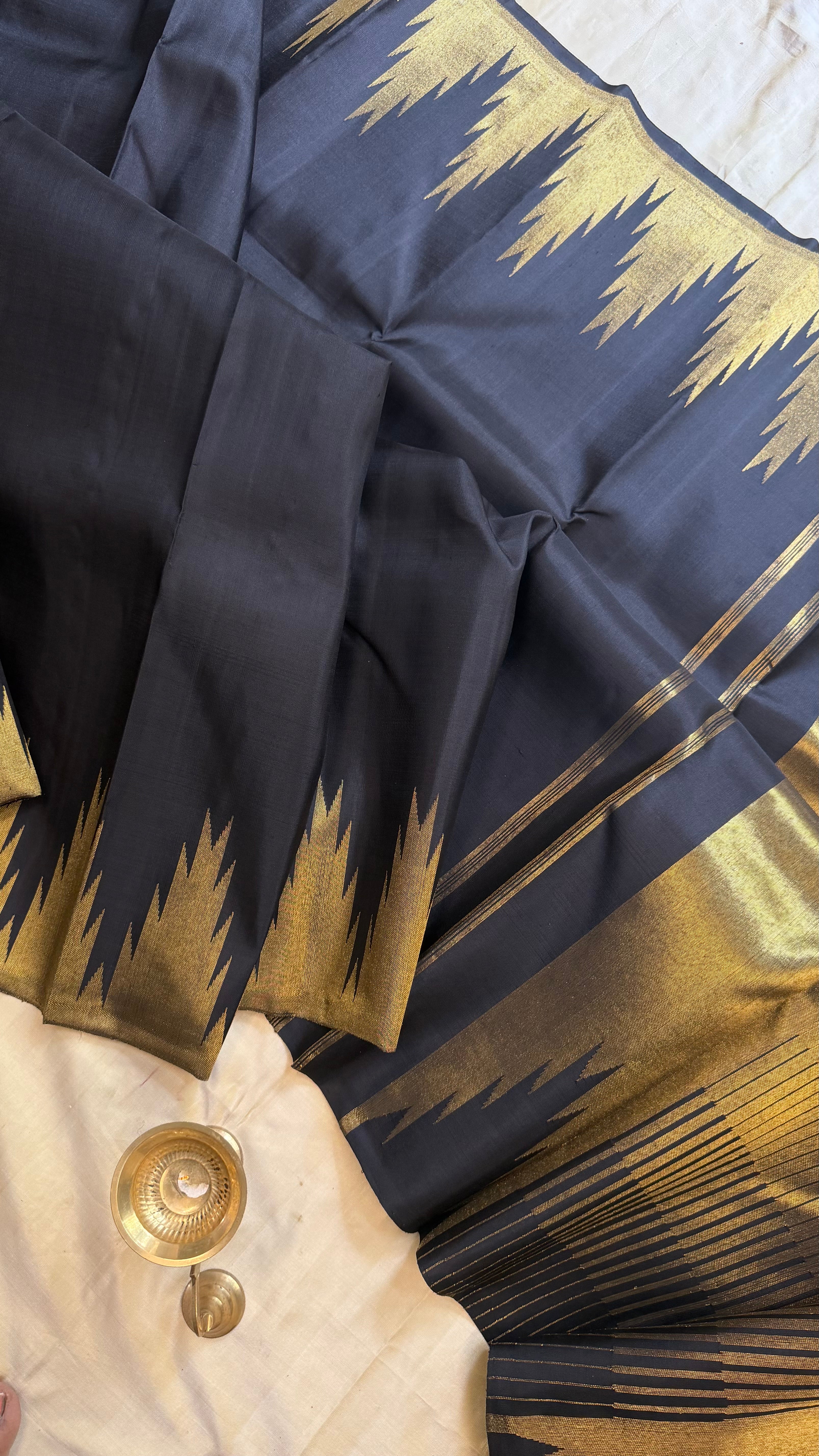 Vizhli: Black 8 Kol thazhamboo / Kanjipuram silk