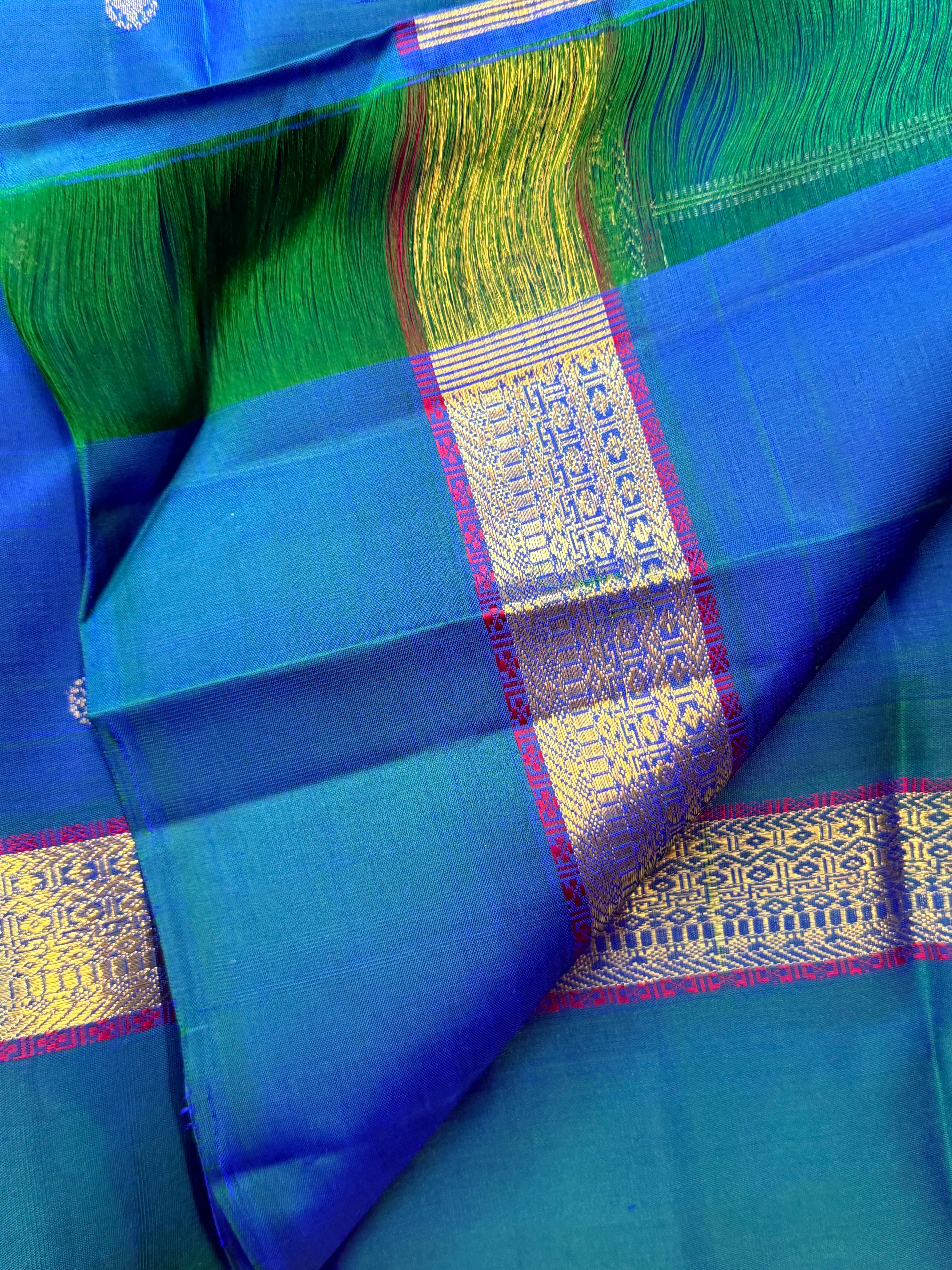 Mayilkazhuthu kaal erangina border / Kanjipuram silk
