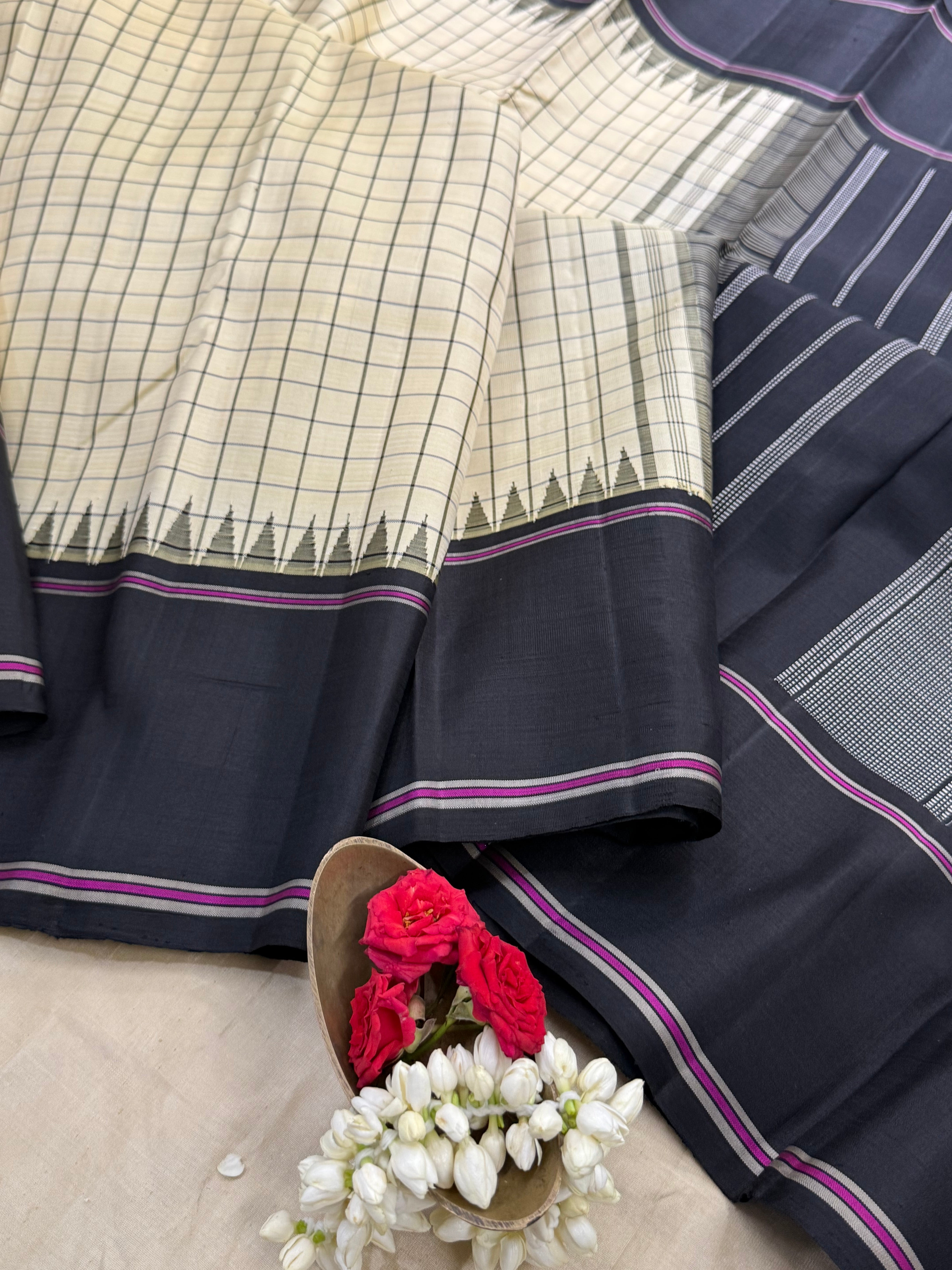 Off sandal kattam and black / Arani silk