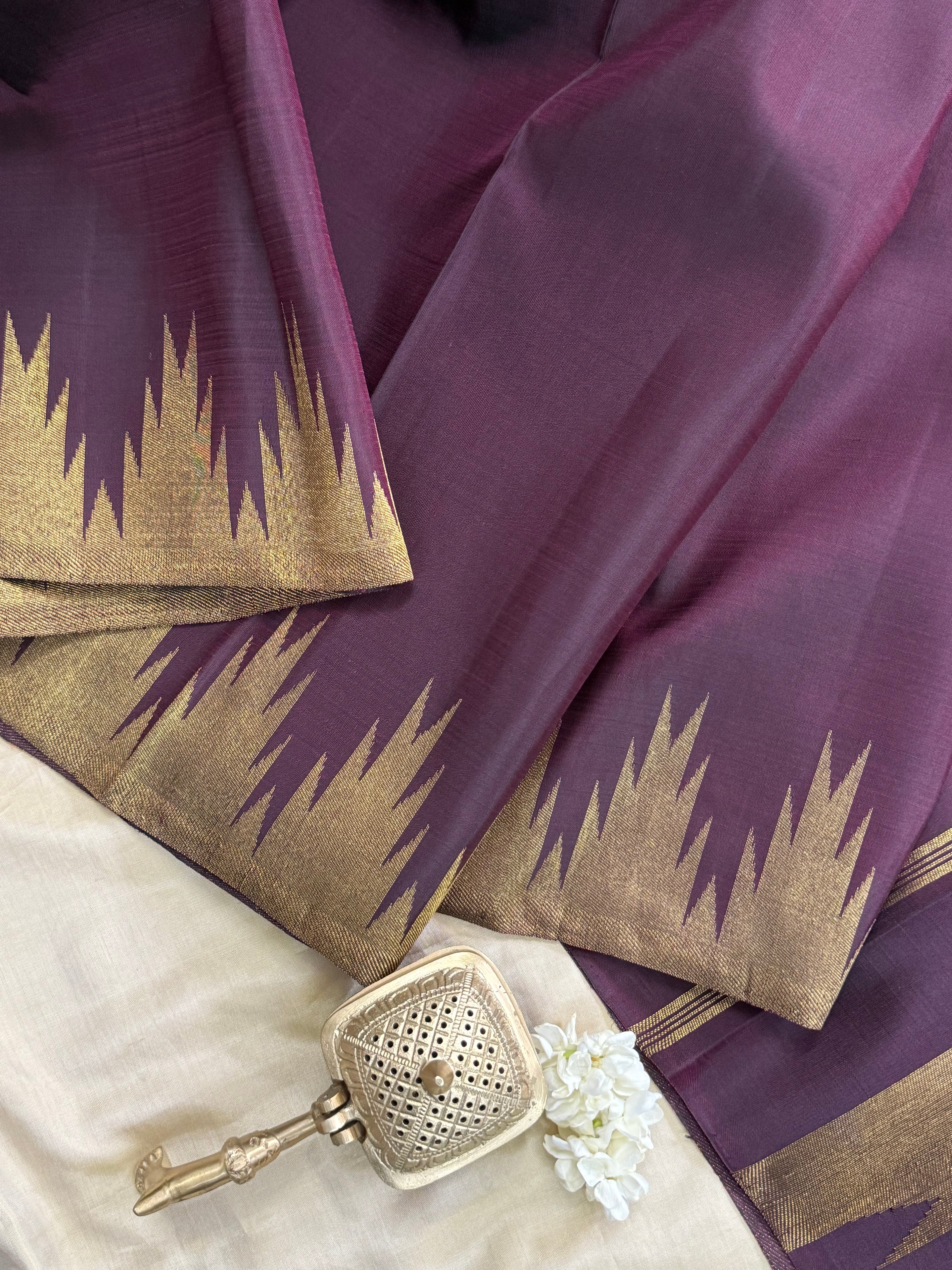 Deep pakku shot black 8 kol temple border/ Kanjipuram silk CLSA2092