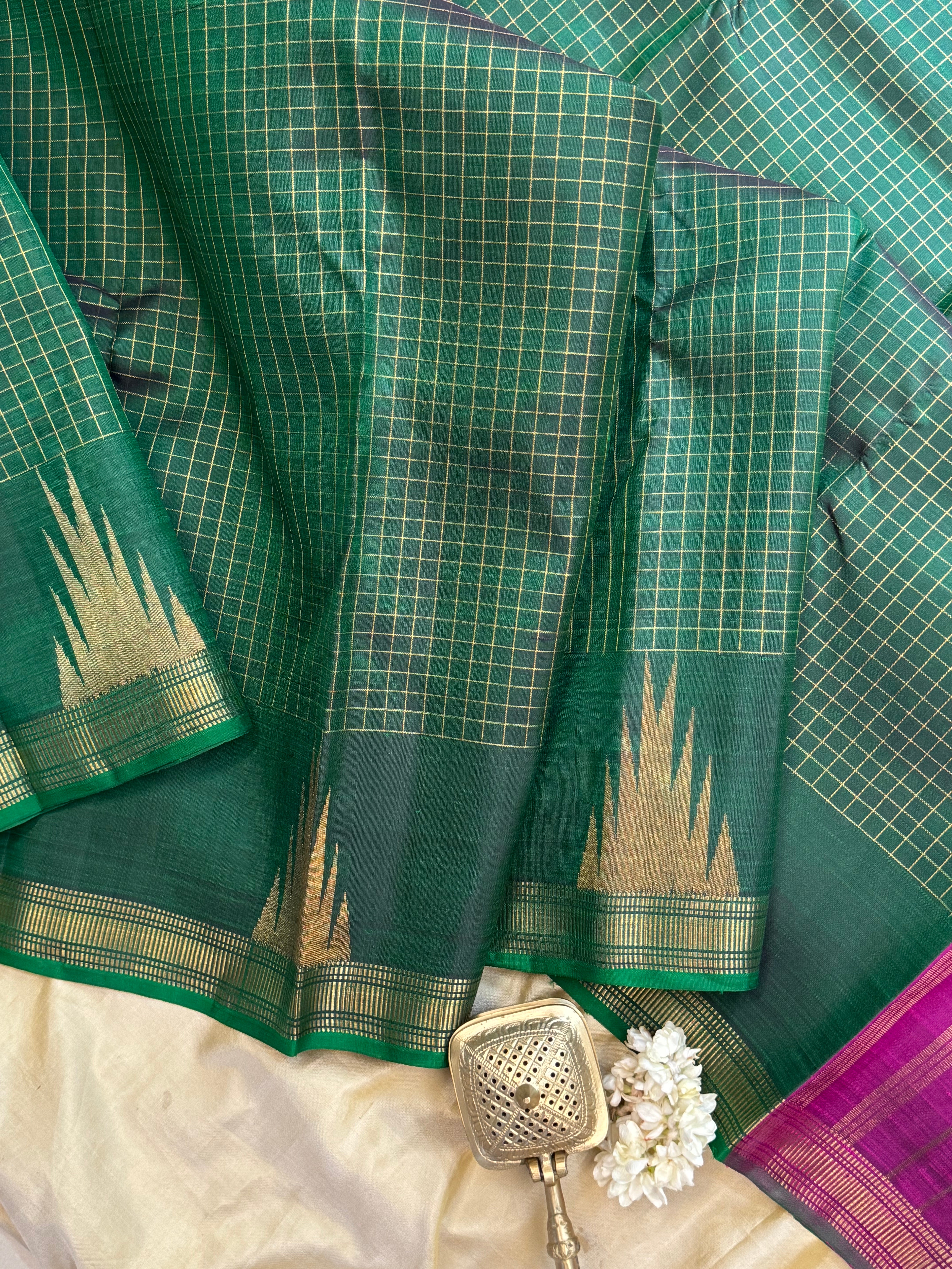 Green zari kattam temple border - contrast pallu / Kanjipuram silk CLSA528