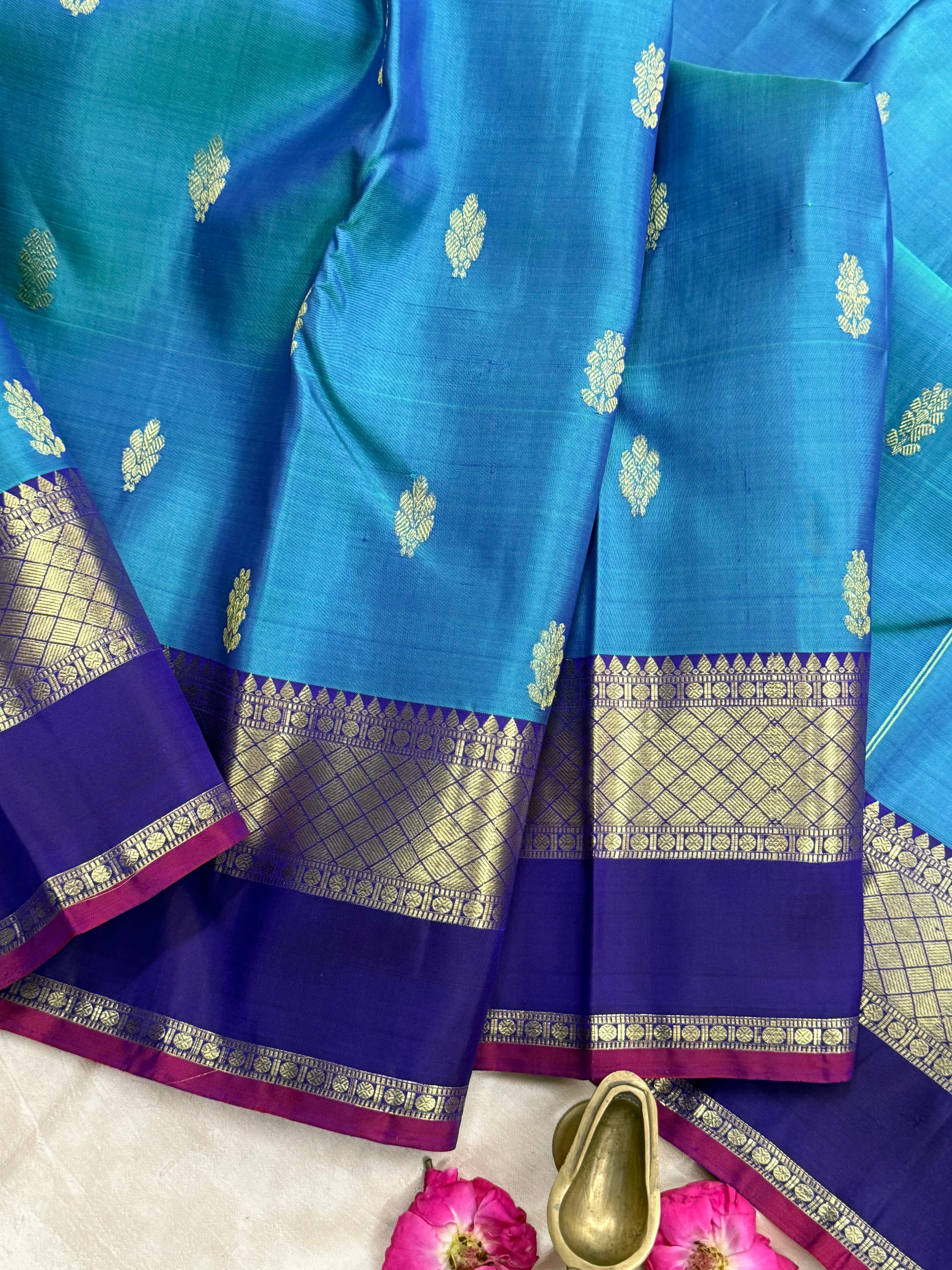 Blue shot green kaal erangina border / Arani silk