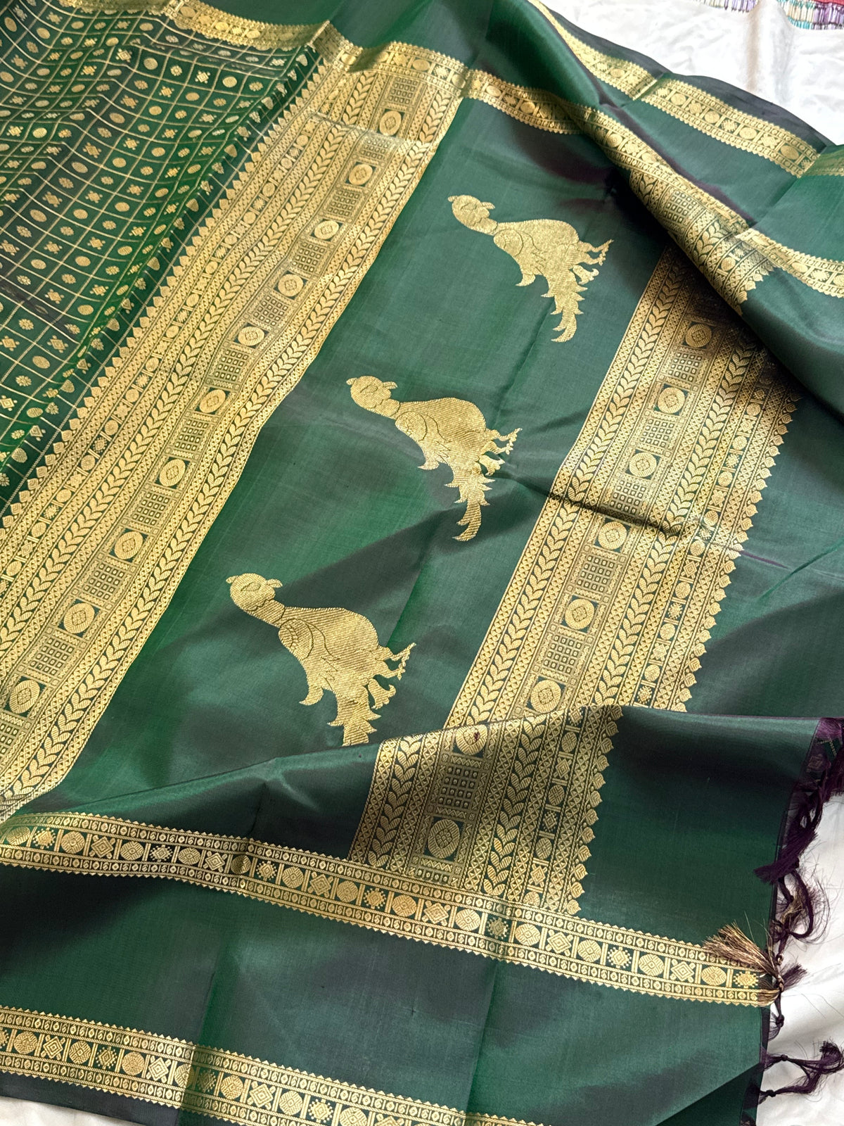 Dark green lakshambutta kili pallu / Special edition kanjipuram silk