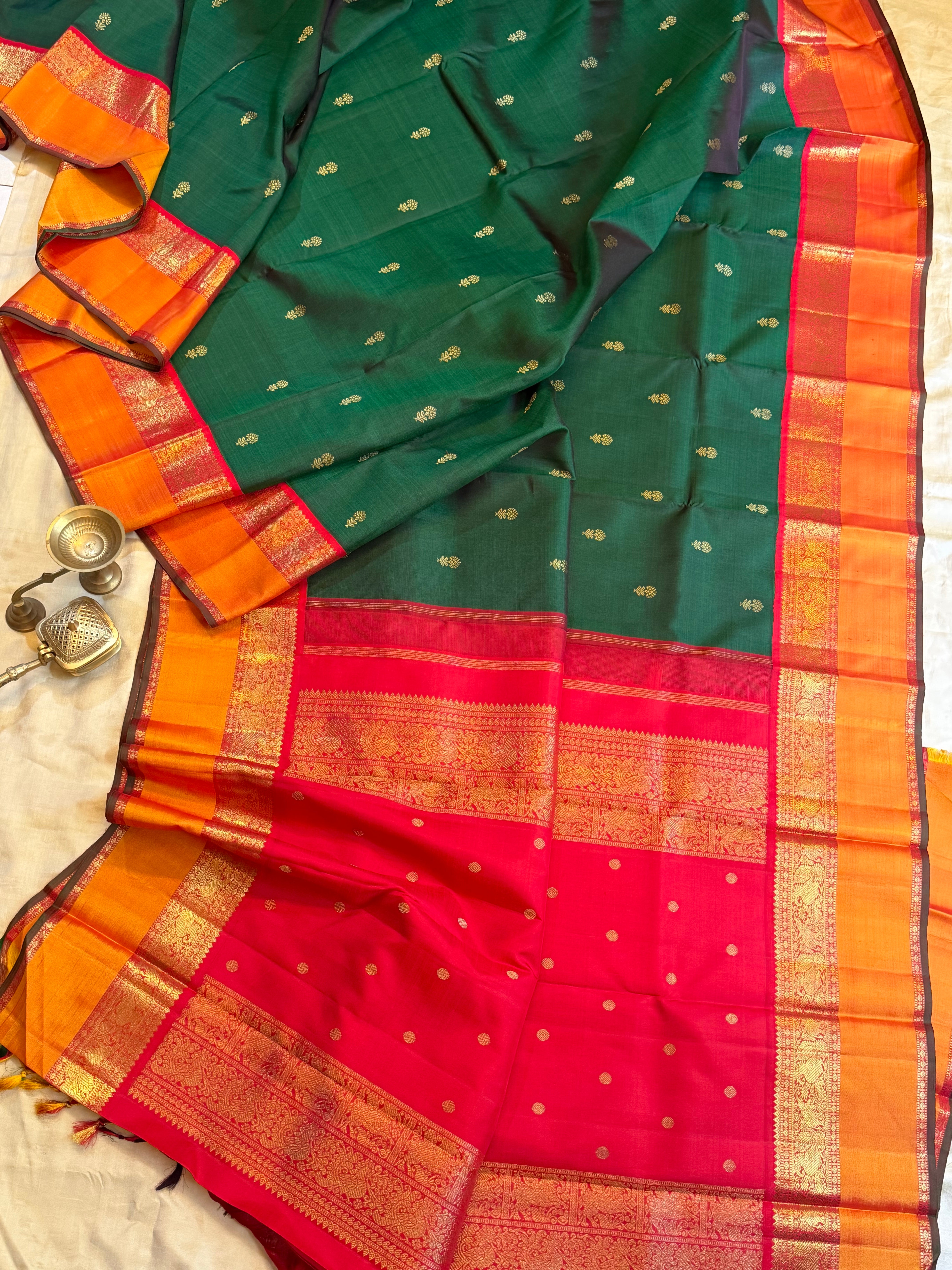 Dark green kaal erangina border / Kanjipuram silk