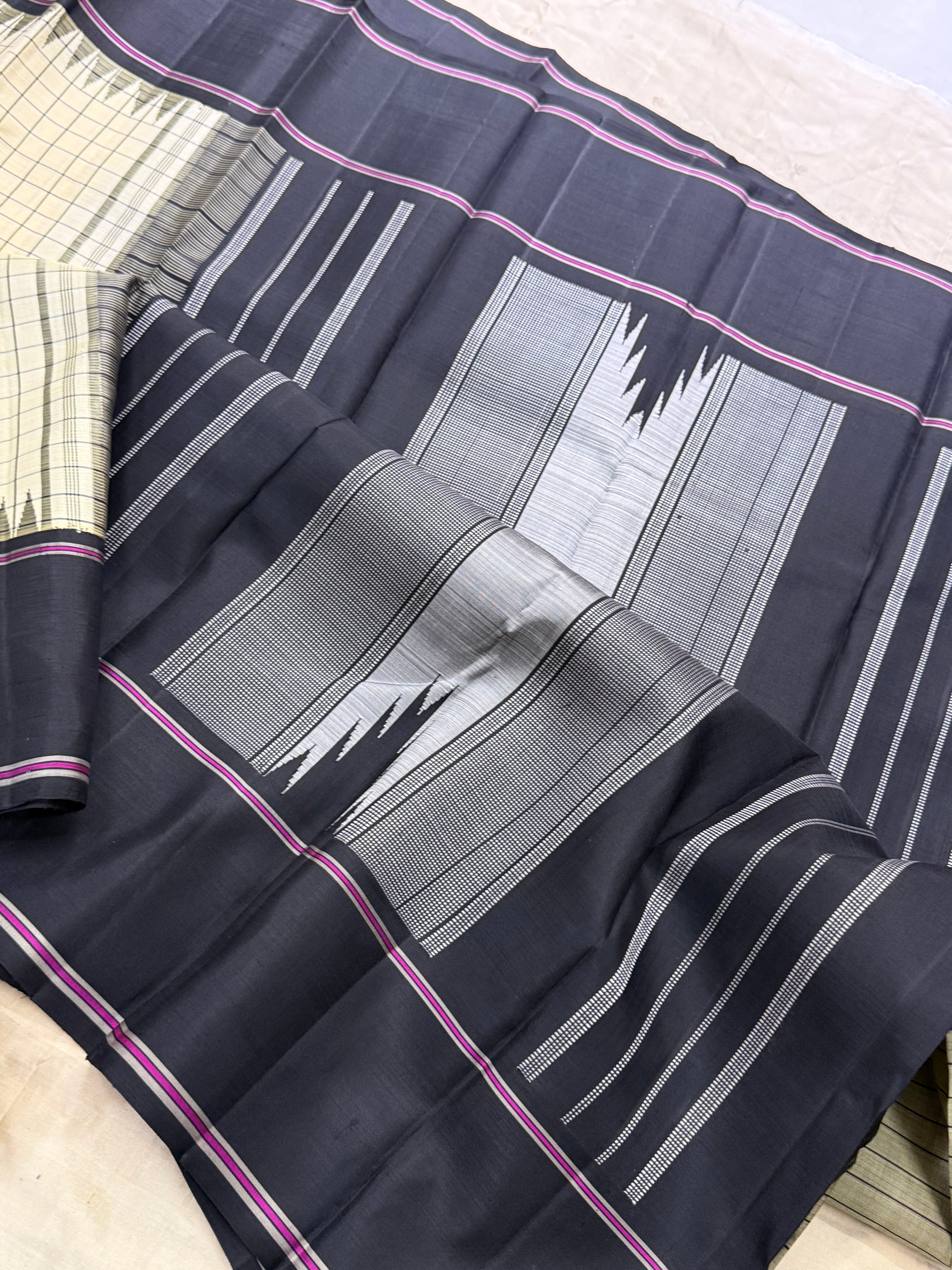 Off sandal kattam and black / Arani silk