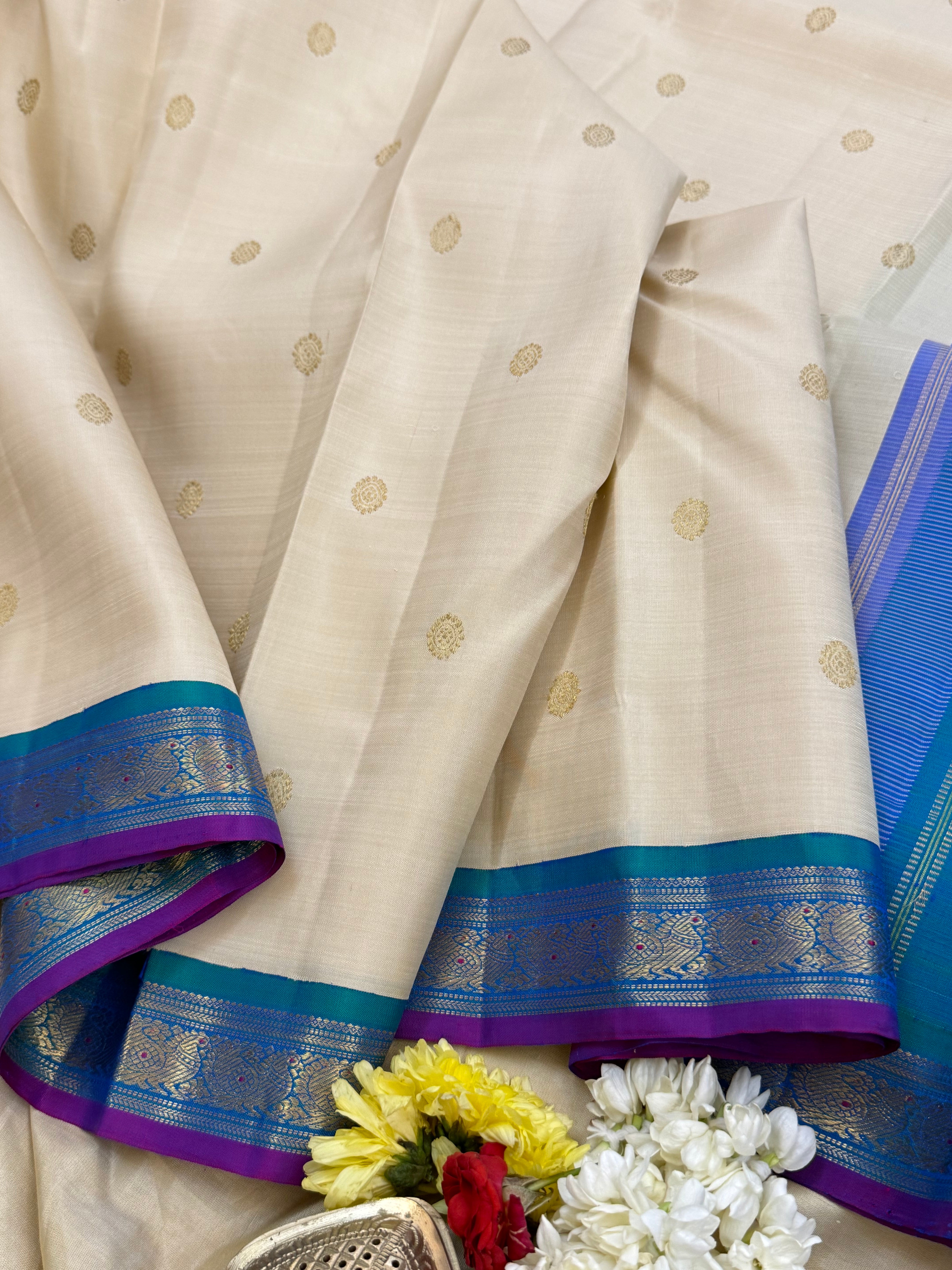 OFF WHITE WITH MAYILKAZHUTHU SAMLL KORVAI / KANJIPURAM SILK CLSA10125