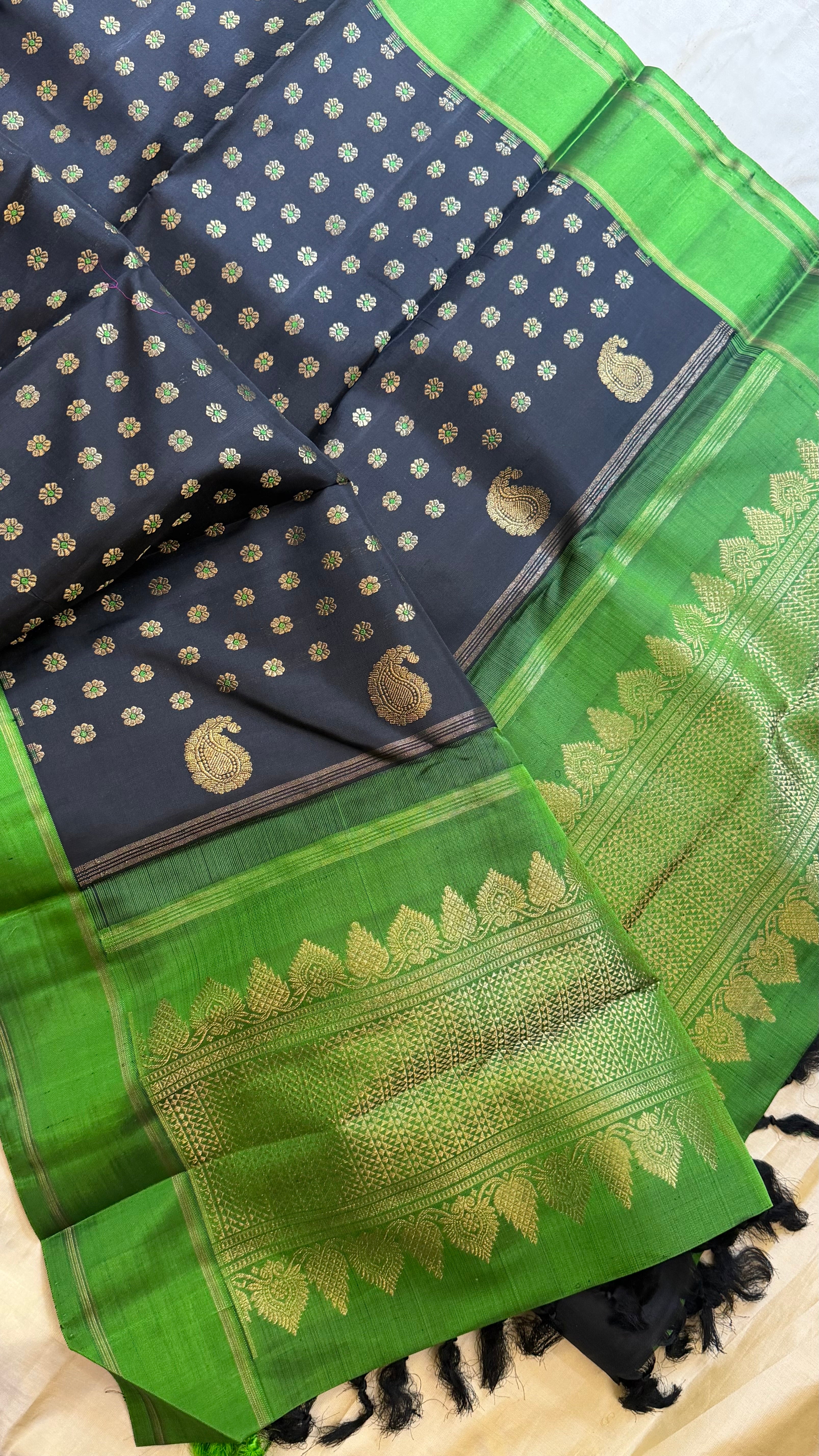 Vizhli: Black meenakari Butta / Kanjipuram silk