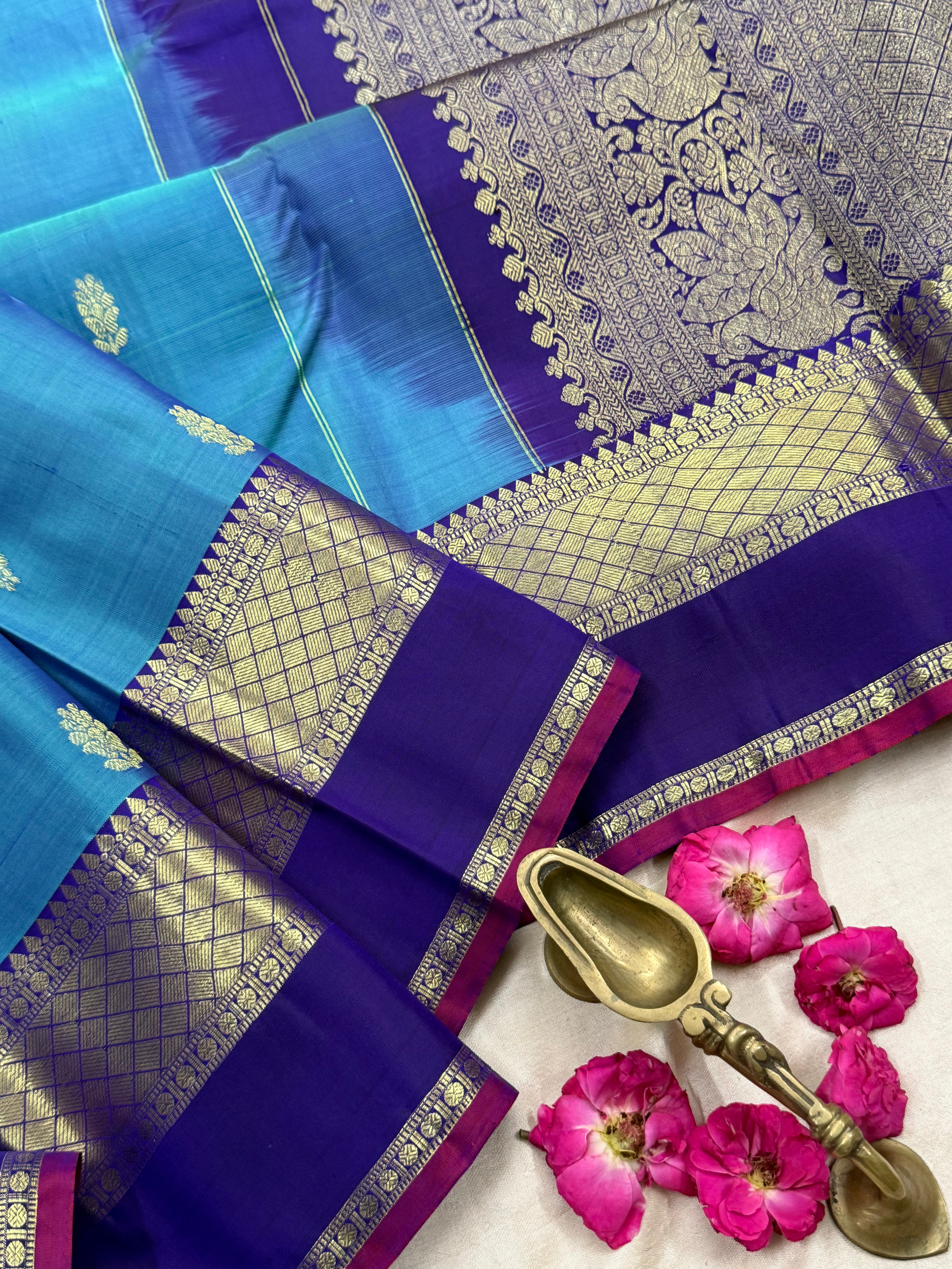 Blue shot green kaal erangina border / Arani silk