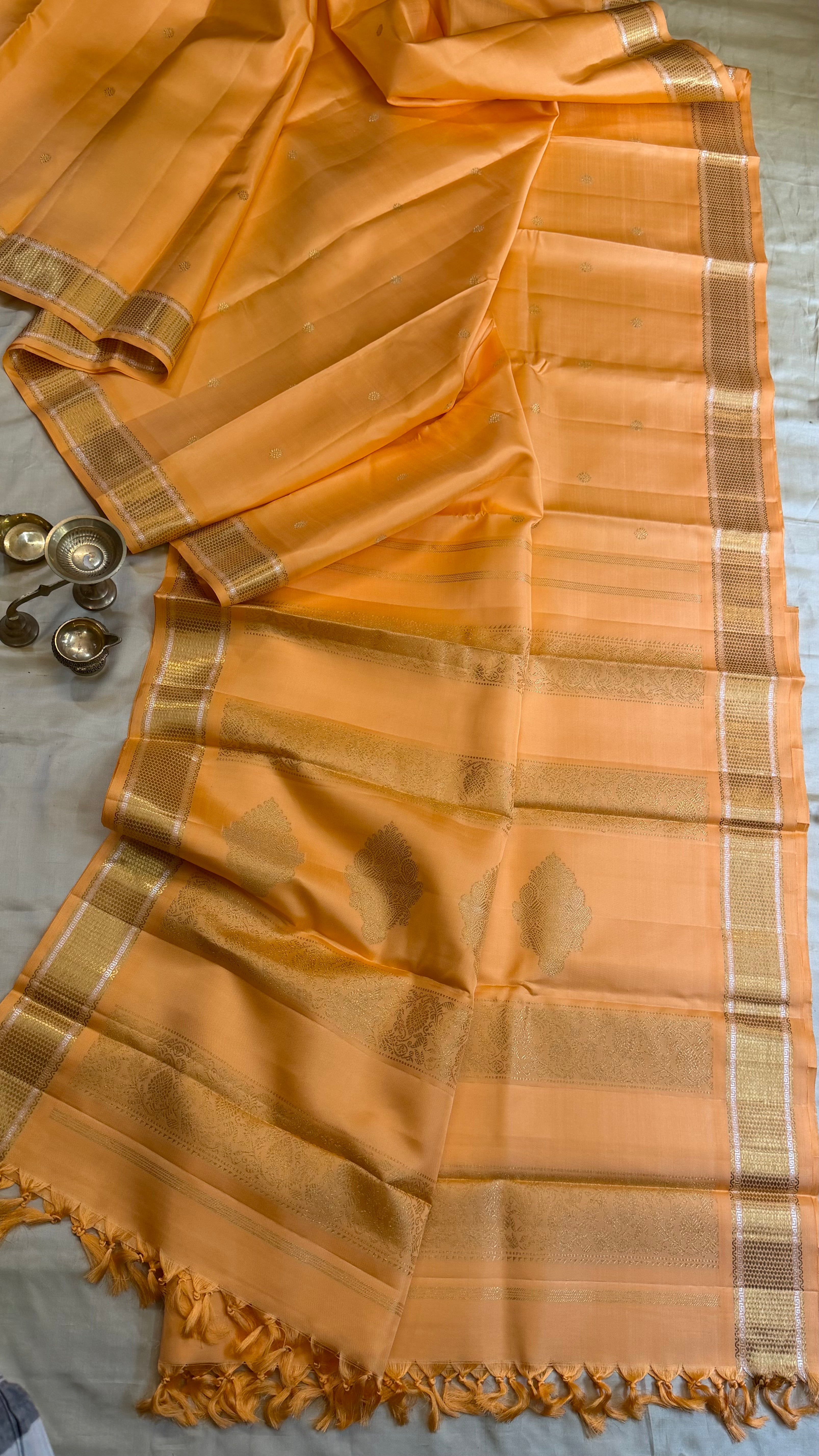 Light peachish kanagambaram shade master weaver / Kanjipuram silk