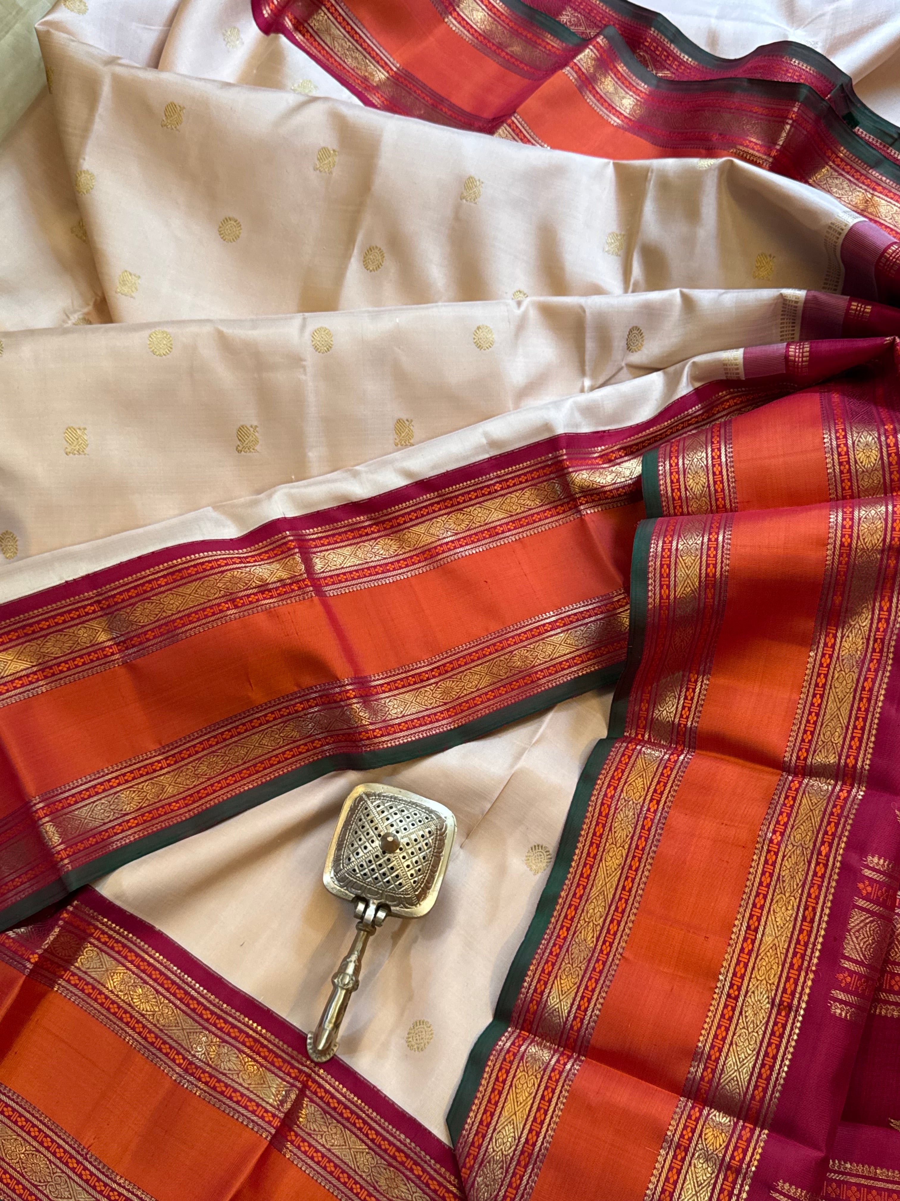 Off white retta pet Kai Korvai : Kanjipuram silk