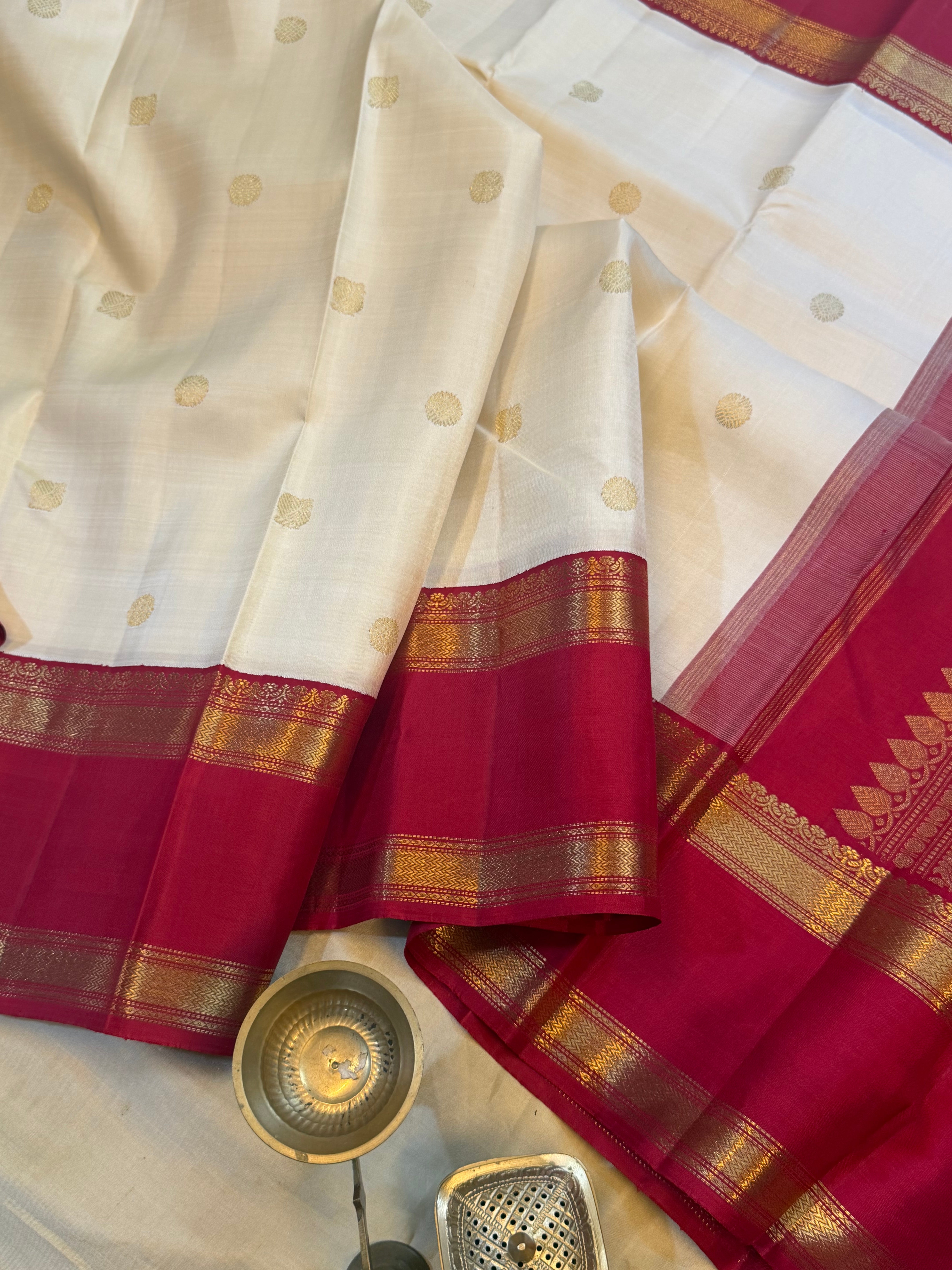 Off white retta pet Kai Korvai / Kanjipuram silk