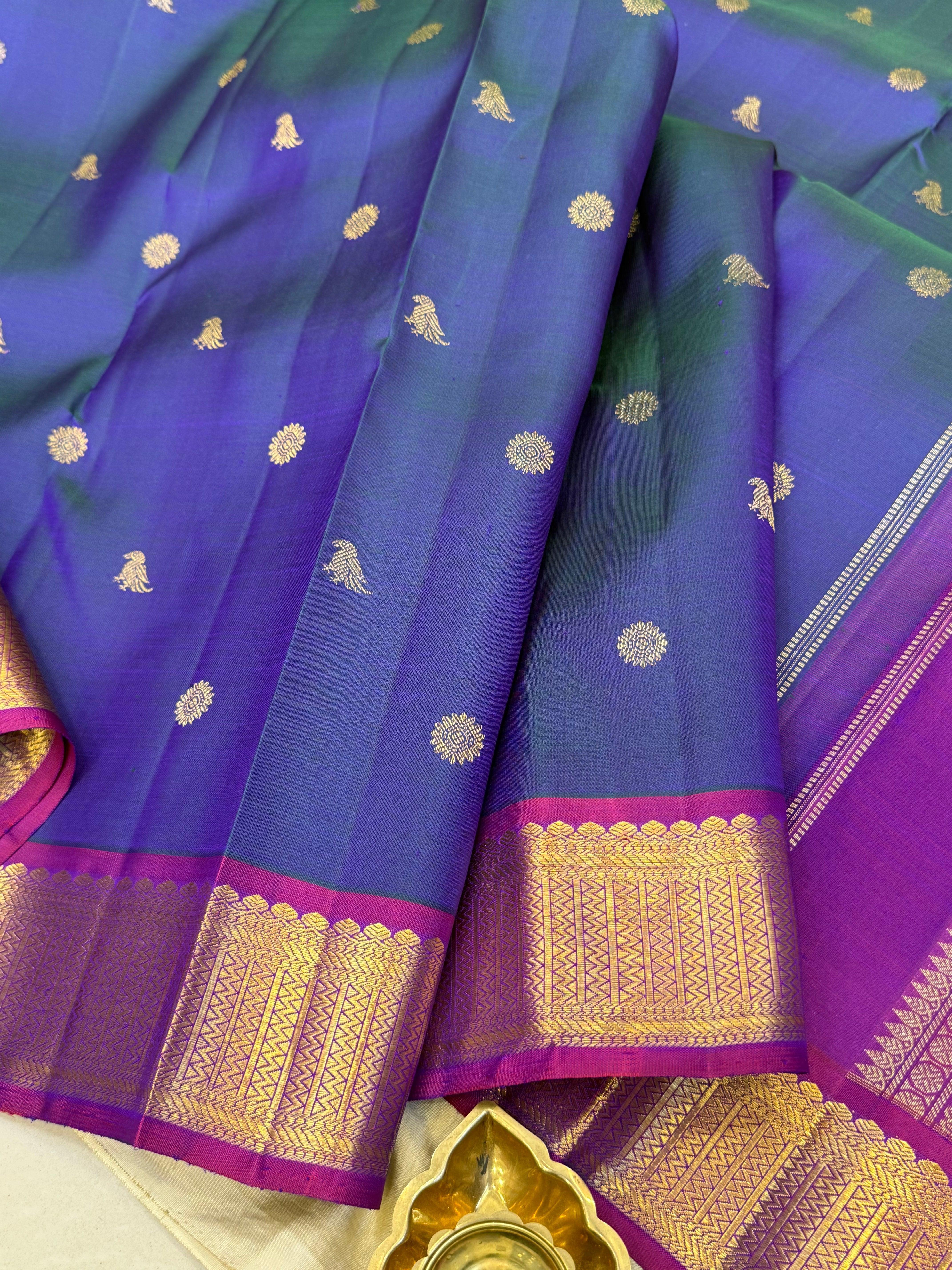Kalyani : mayilkazhuthu vangi pet / kanjipuram silk