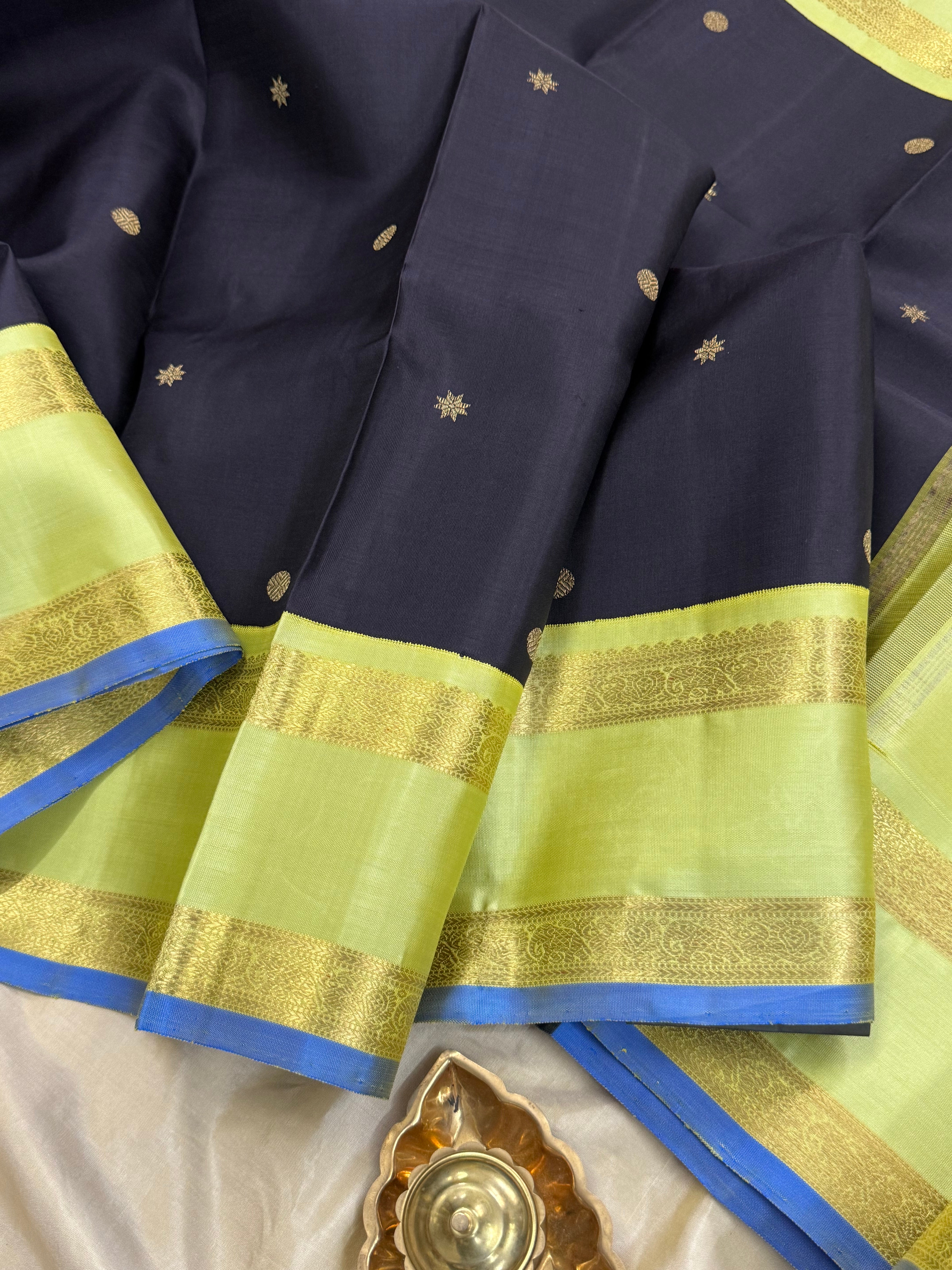 Black and lite green rettapet border/ Kanjipuram silk CL1345