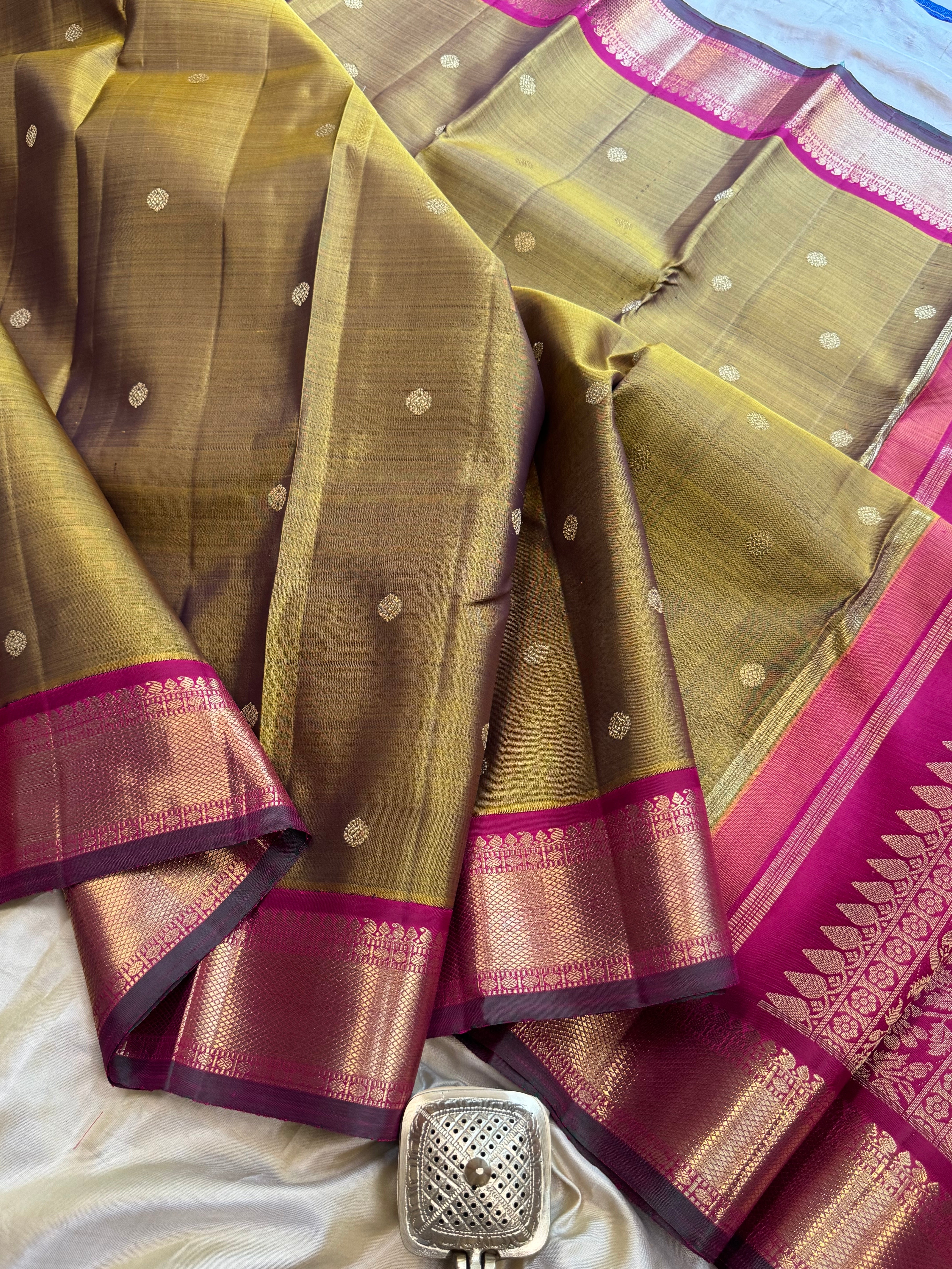 Deep Ponvandu kai korvai : kanjipuram silk