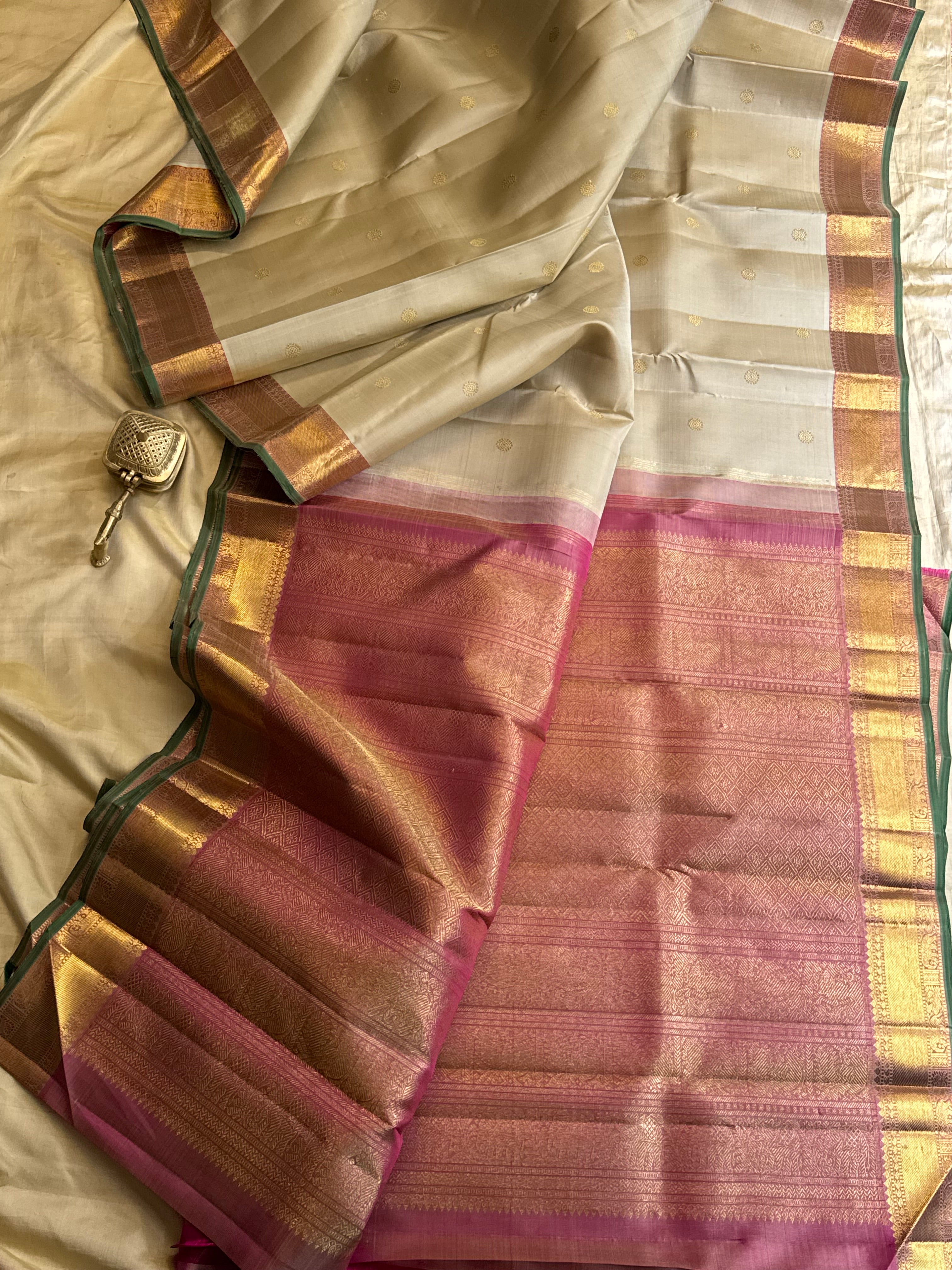 Beige pink border / Kanjipuram silk