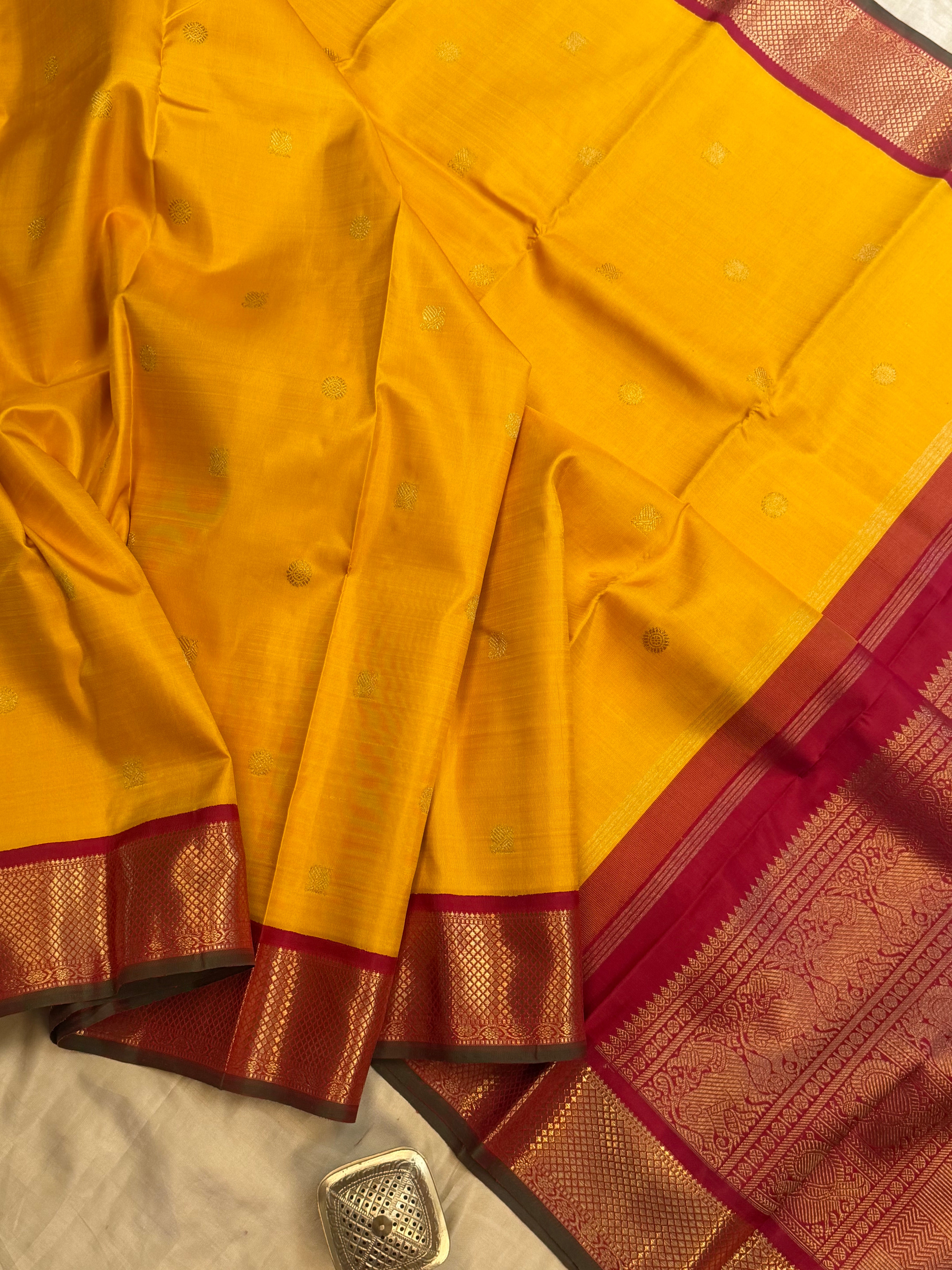 Golden manjal korvai / kanjipuram silk