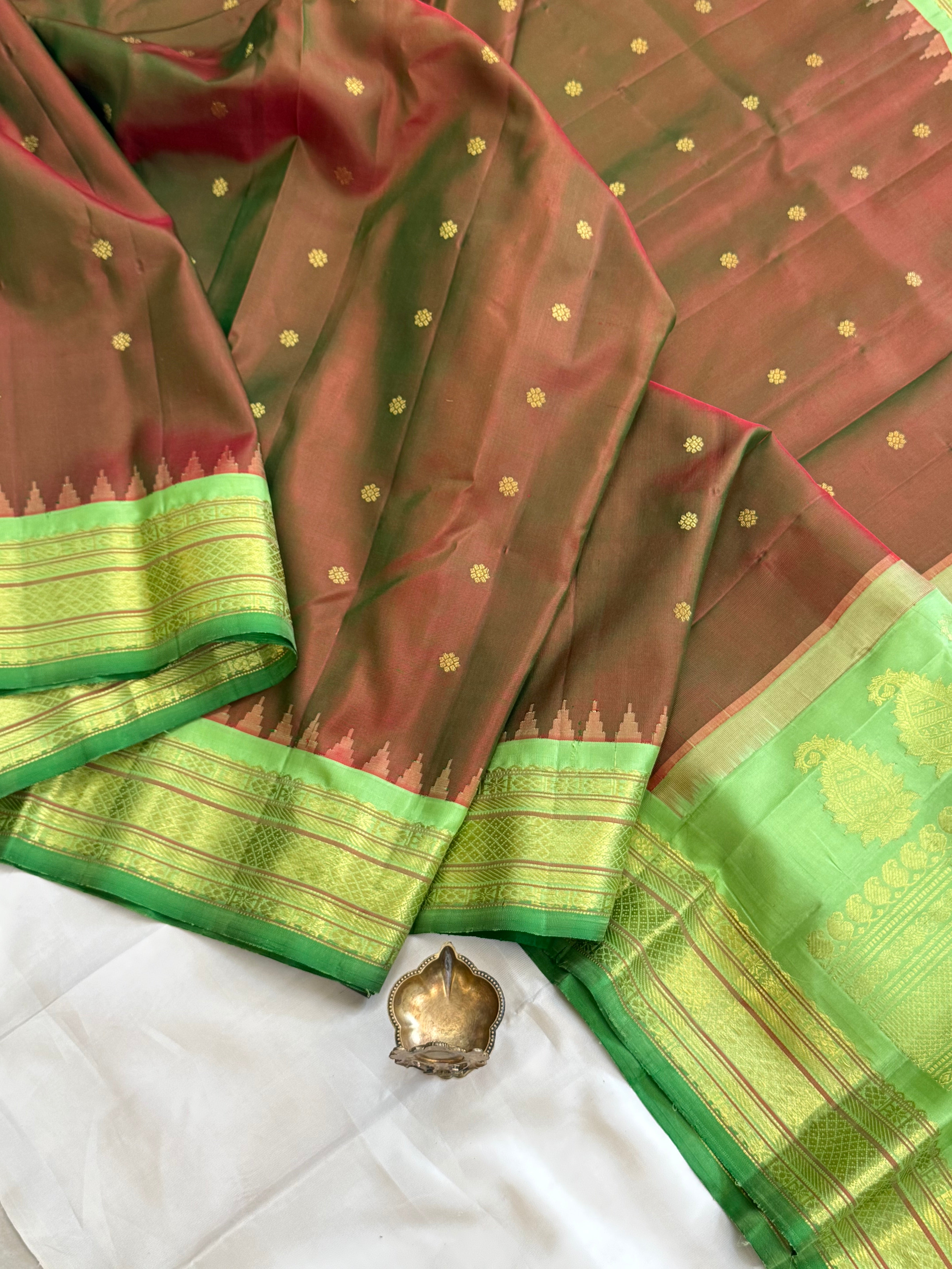 Manthulir body Butta with mint green border/ Gadwal silk CLSA11301