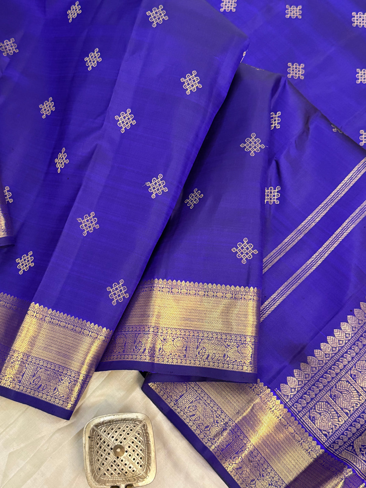Deep purple Kolam Butta / pure Zari Kanjipuram silk
