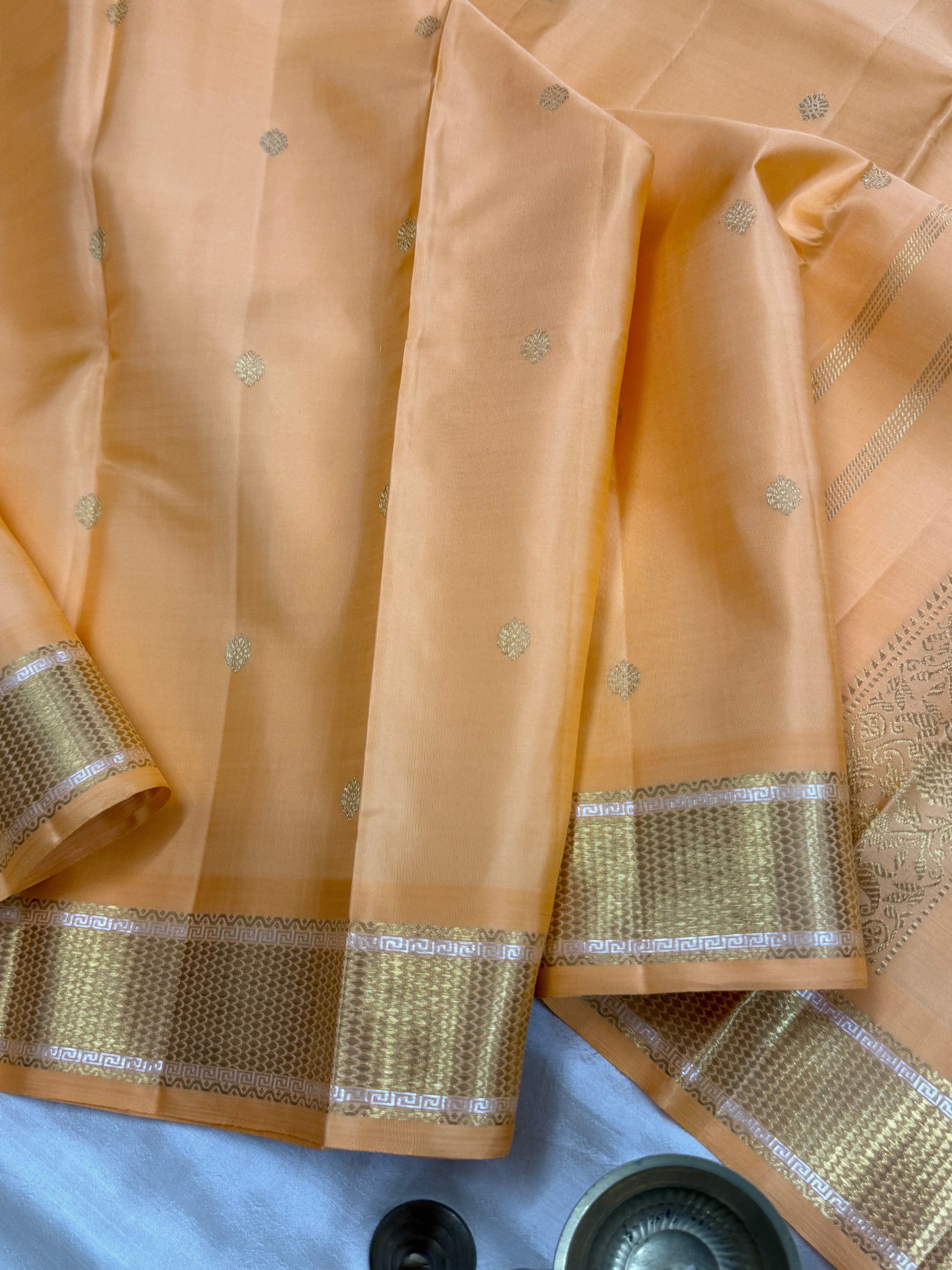 Master weaver - lite kanagabaram/ Kanjipuram silk