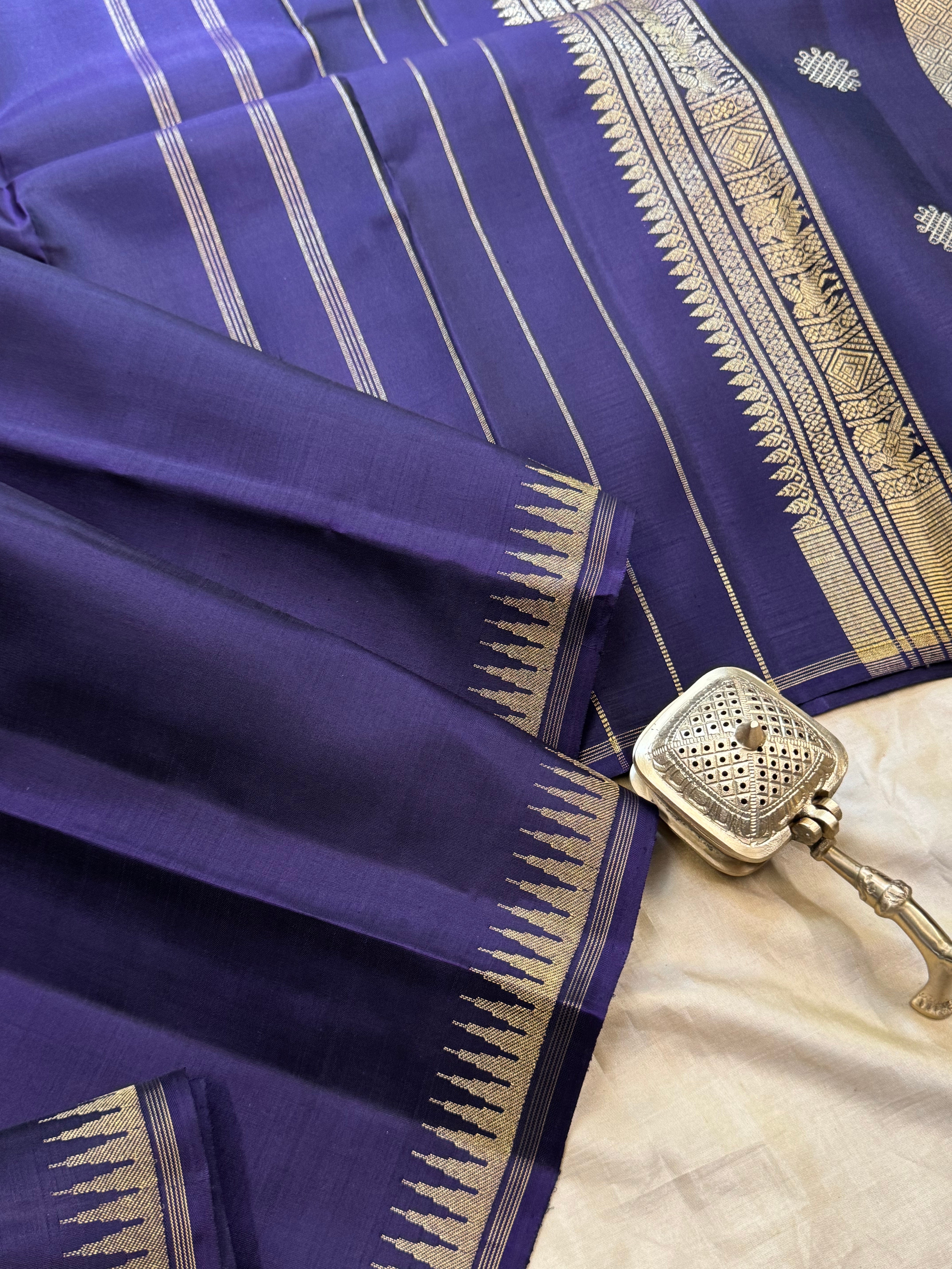 Dark bluish purple small rekku / kanjipuram silk