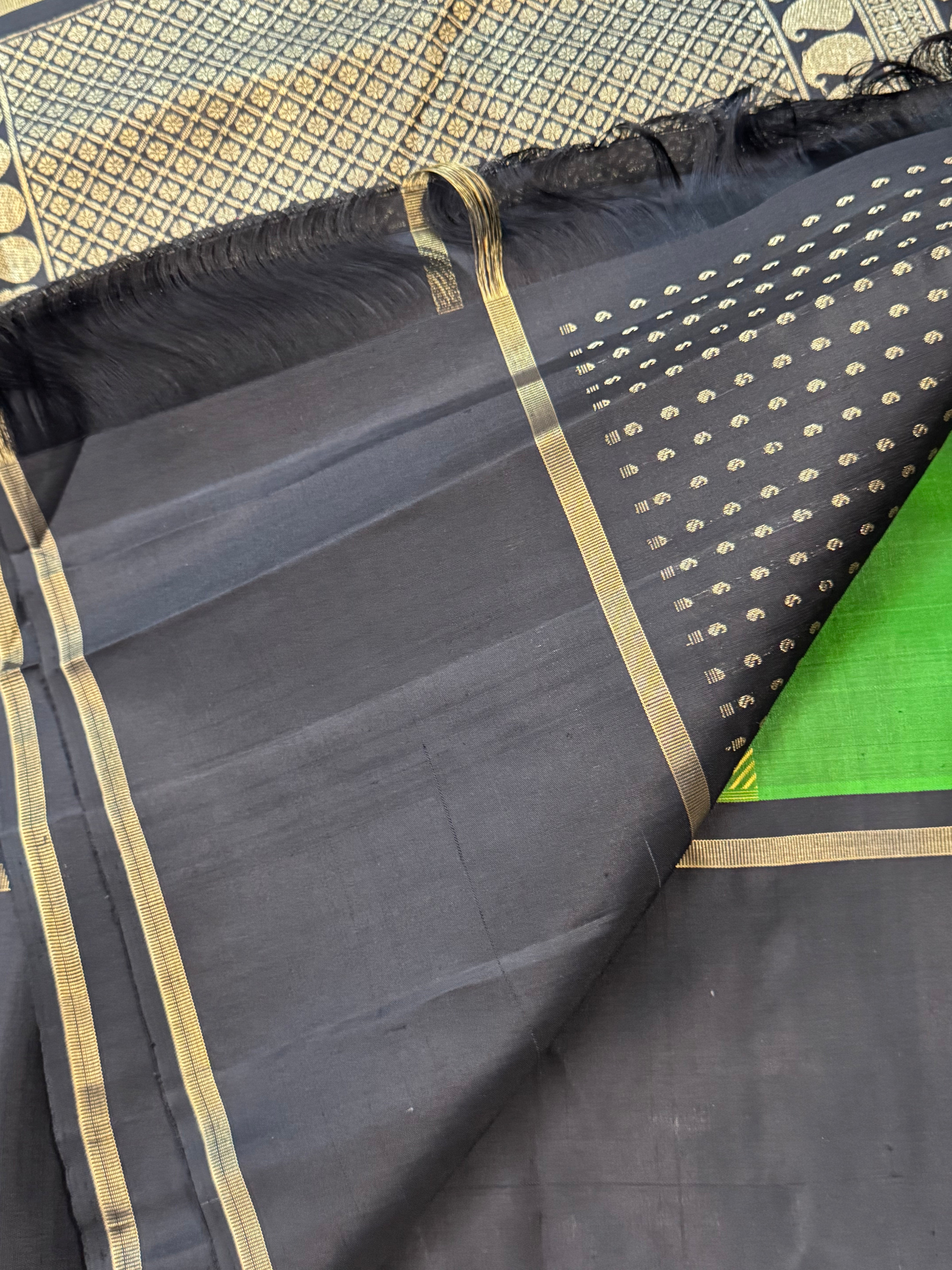 Green lehariya and black big border / Kanjipuram silk