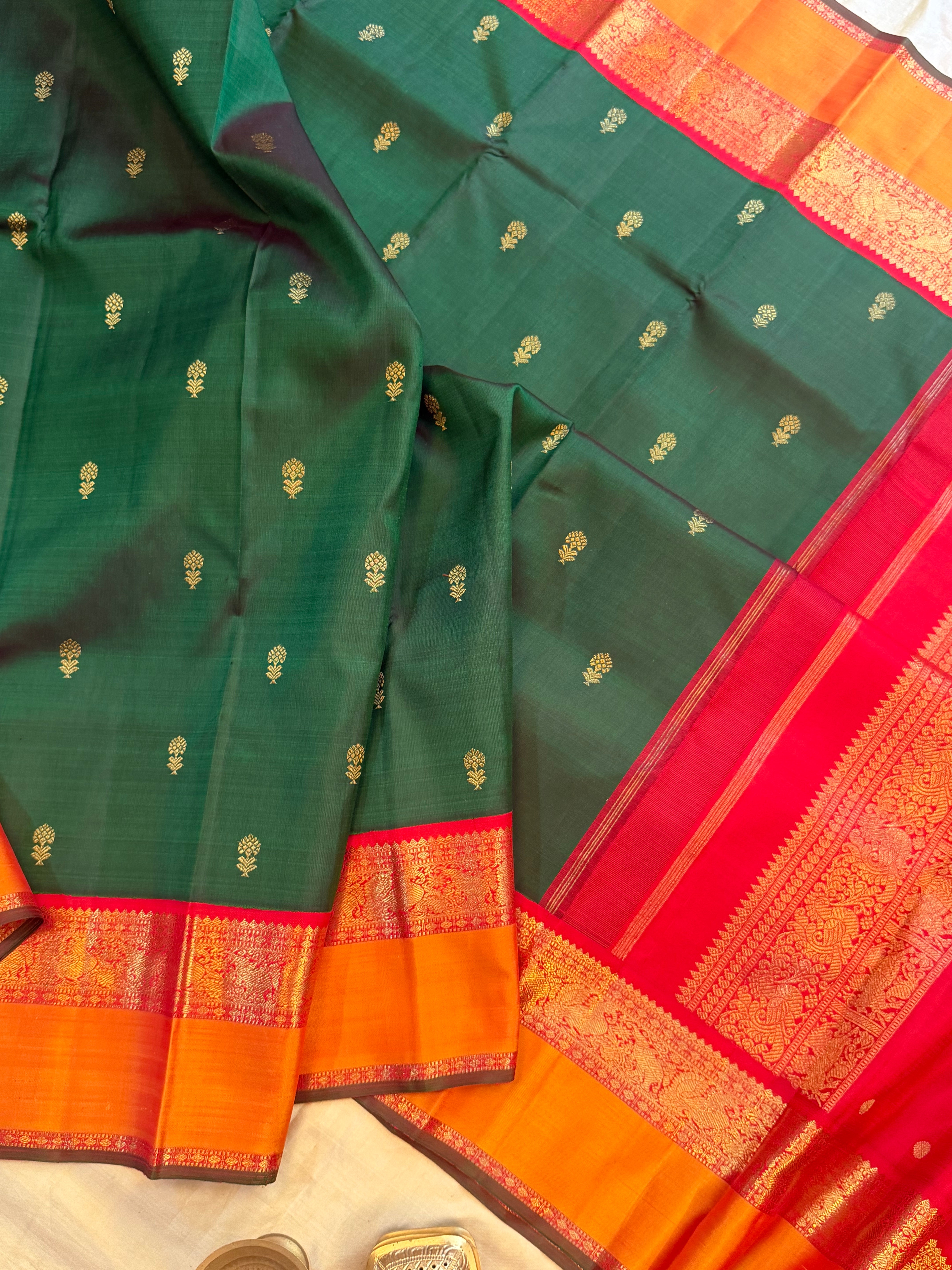 Dark green kaal erangina border / Kanjipuram silk
