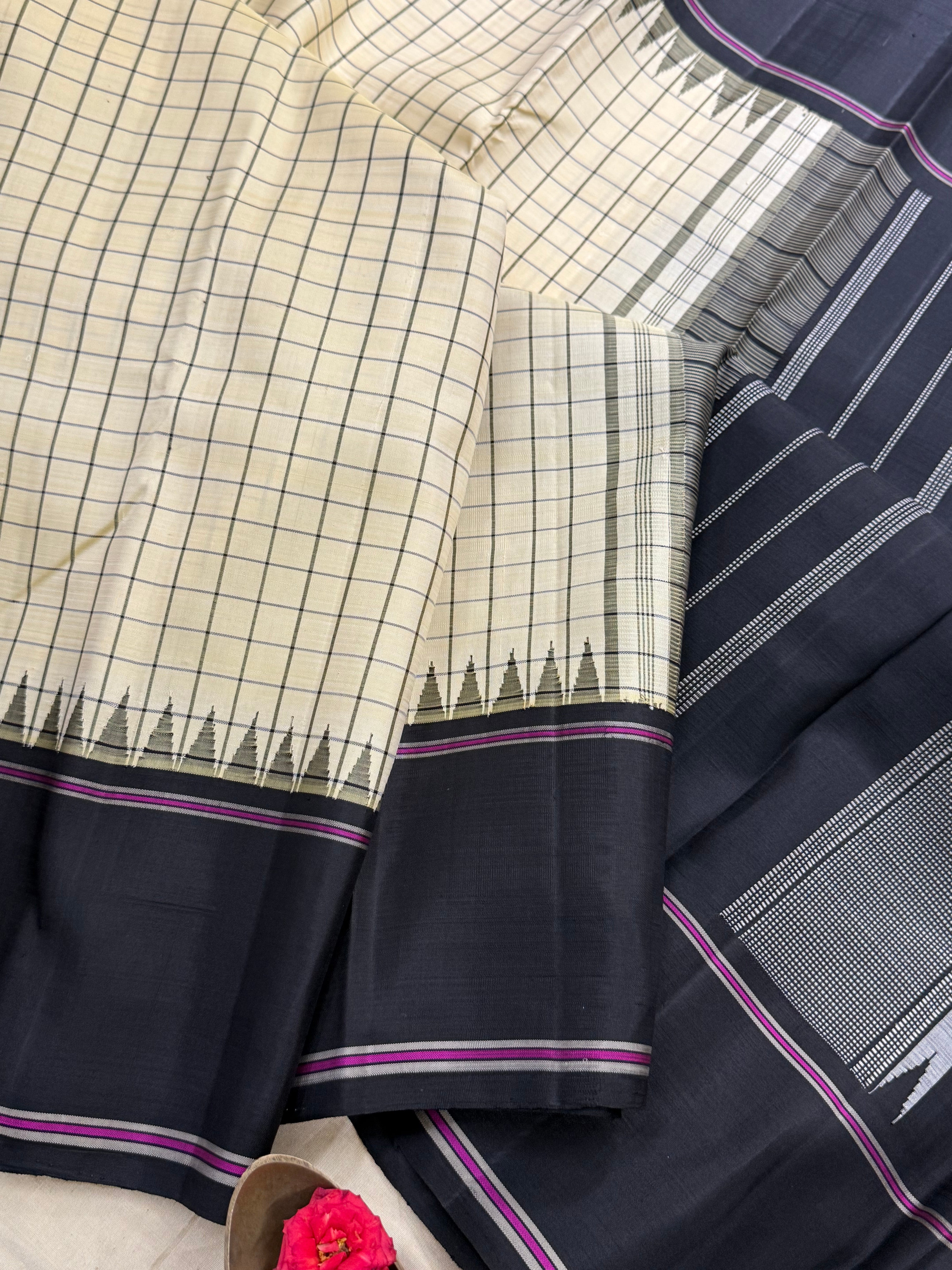 Off sandal kattam and black / Arani silk