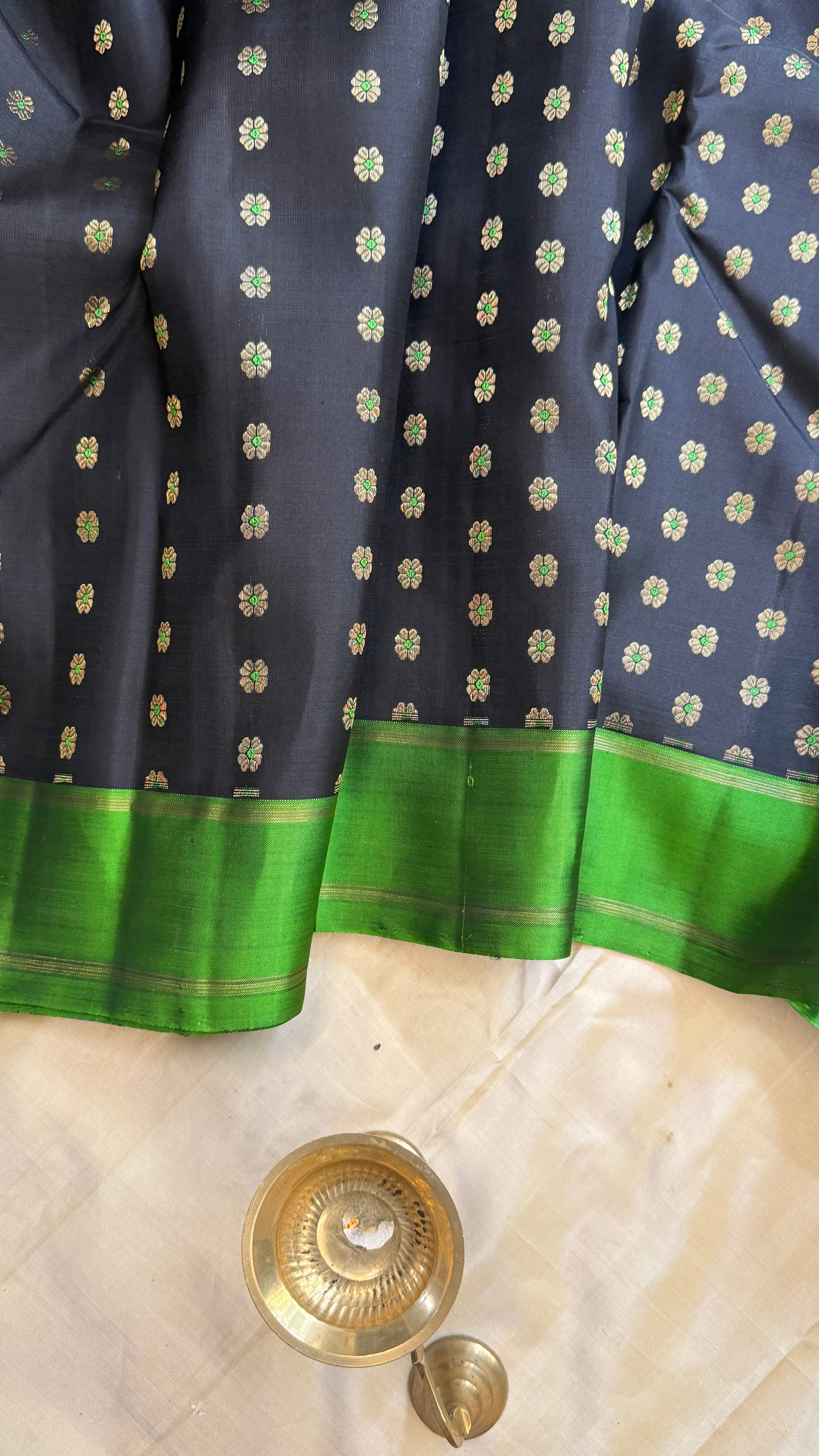 Vizhli: Black meenakari Butta / Kanjipuram silk