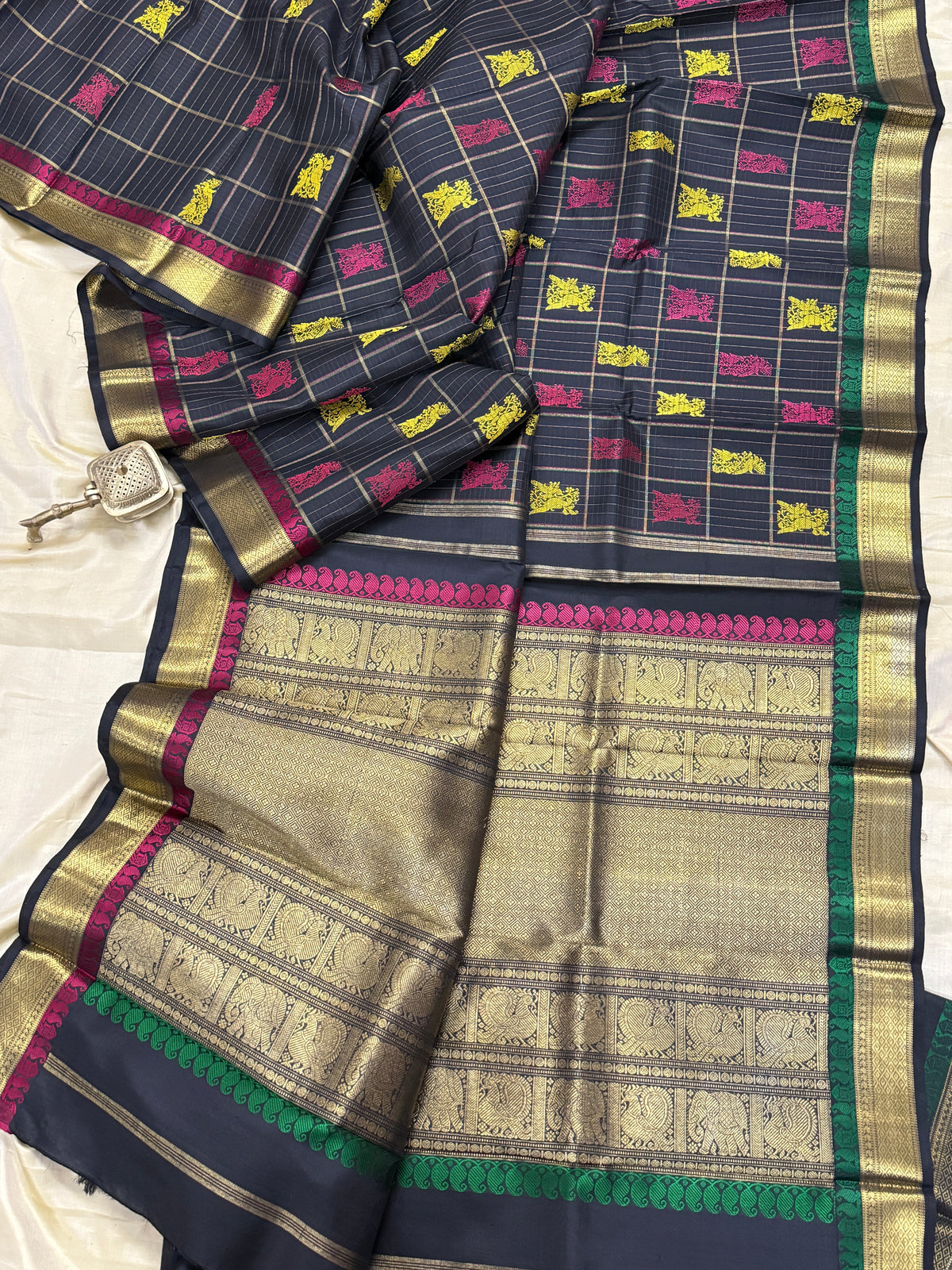 Black Retta kili with Zari and thread Kattam /kanjipuram silk saree