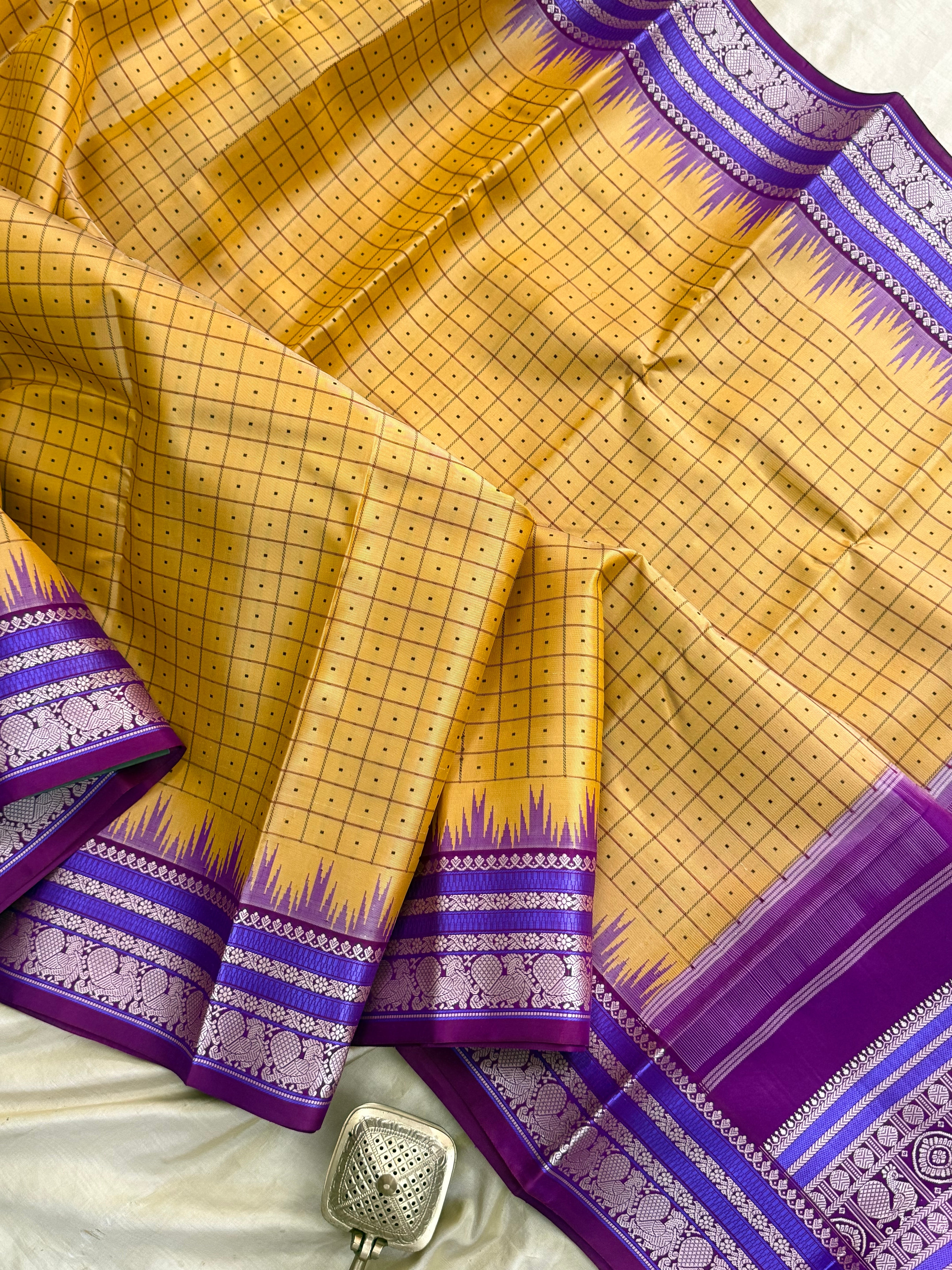 Sandhana manjal laksham Butta with temple border/ special edition CLSA10480