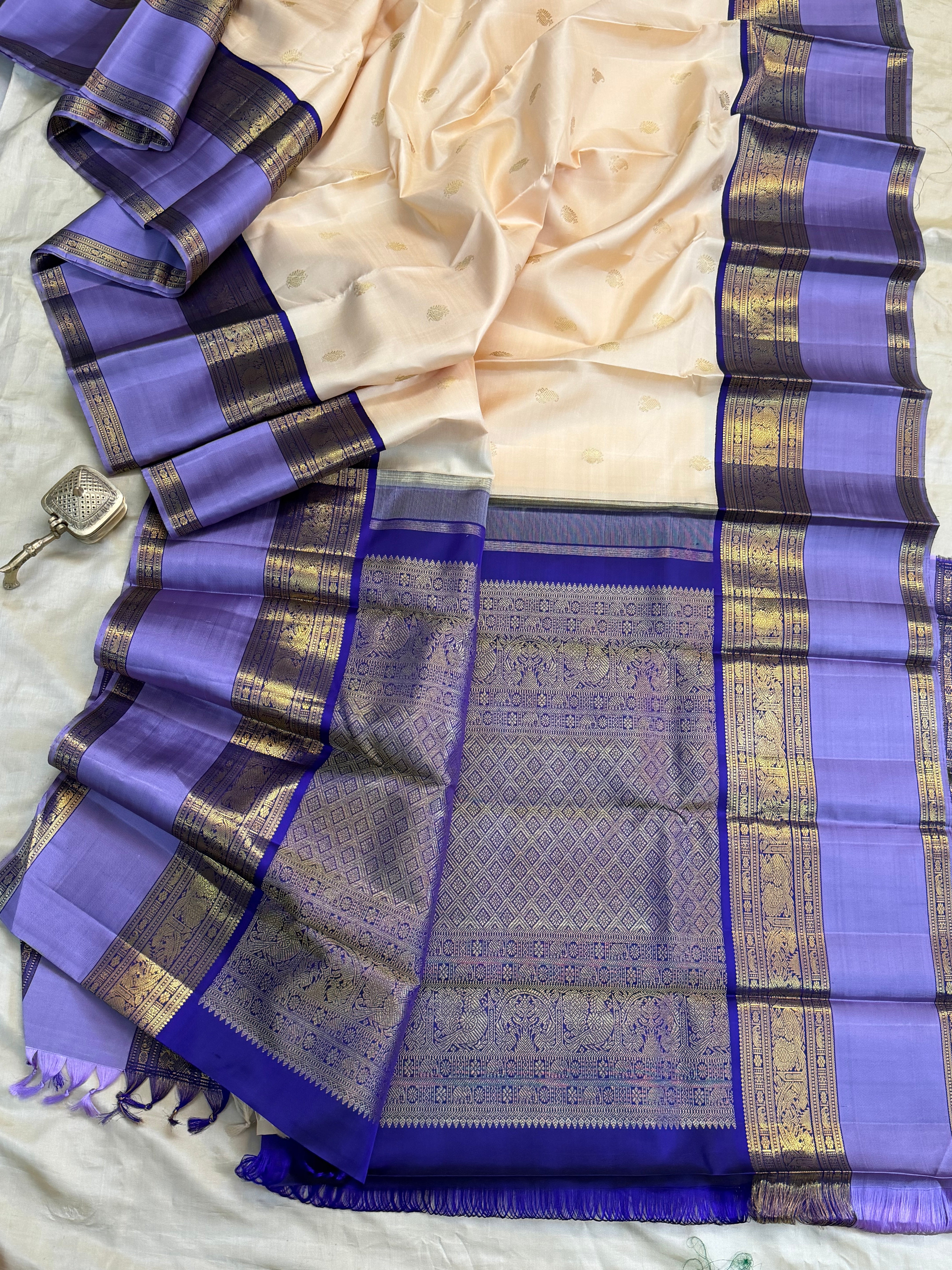 Onam collection: cream Korvai kaal erangina border / pure zari Kanjipuram silk
