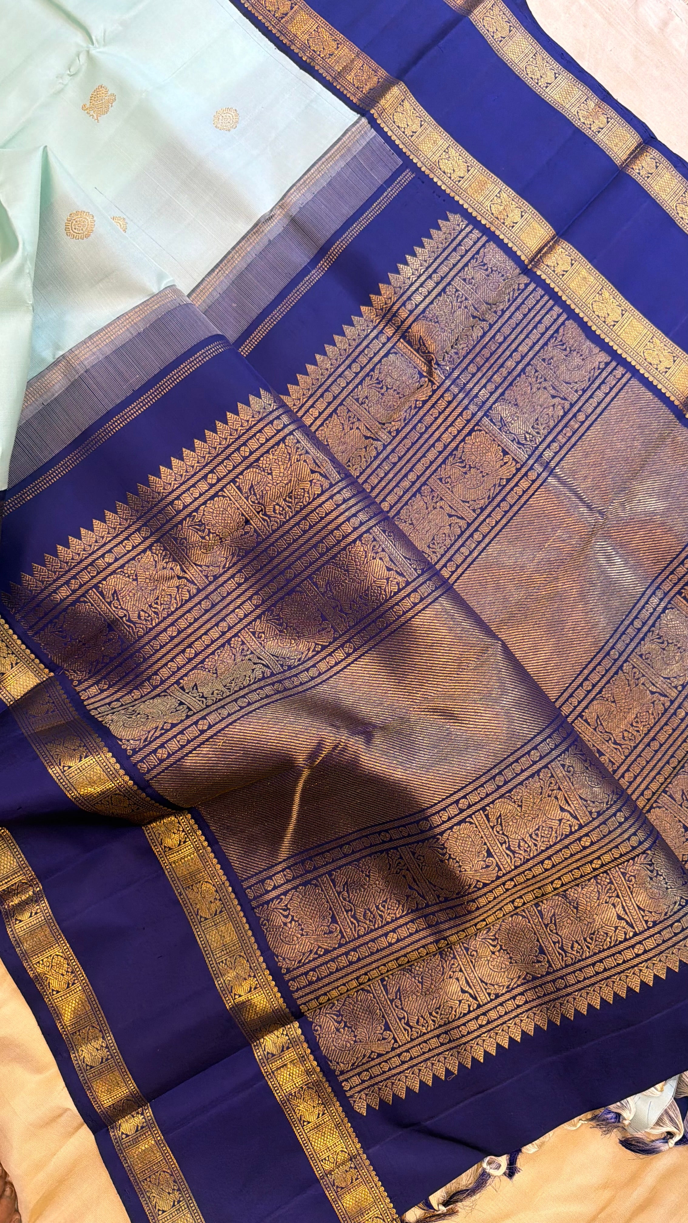 Light blue retta pet Korvai. / Kanjipuram silk