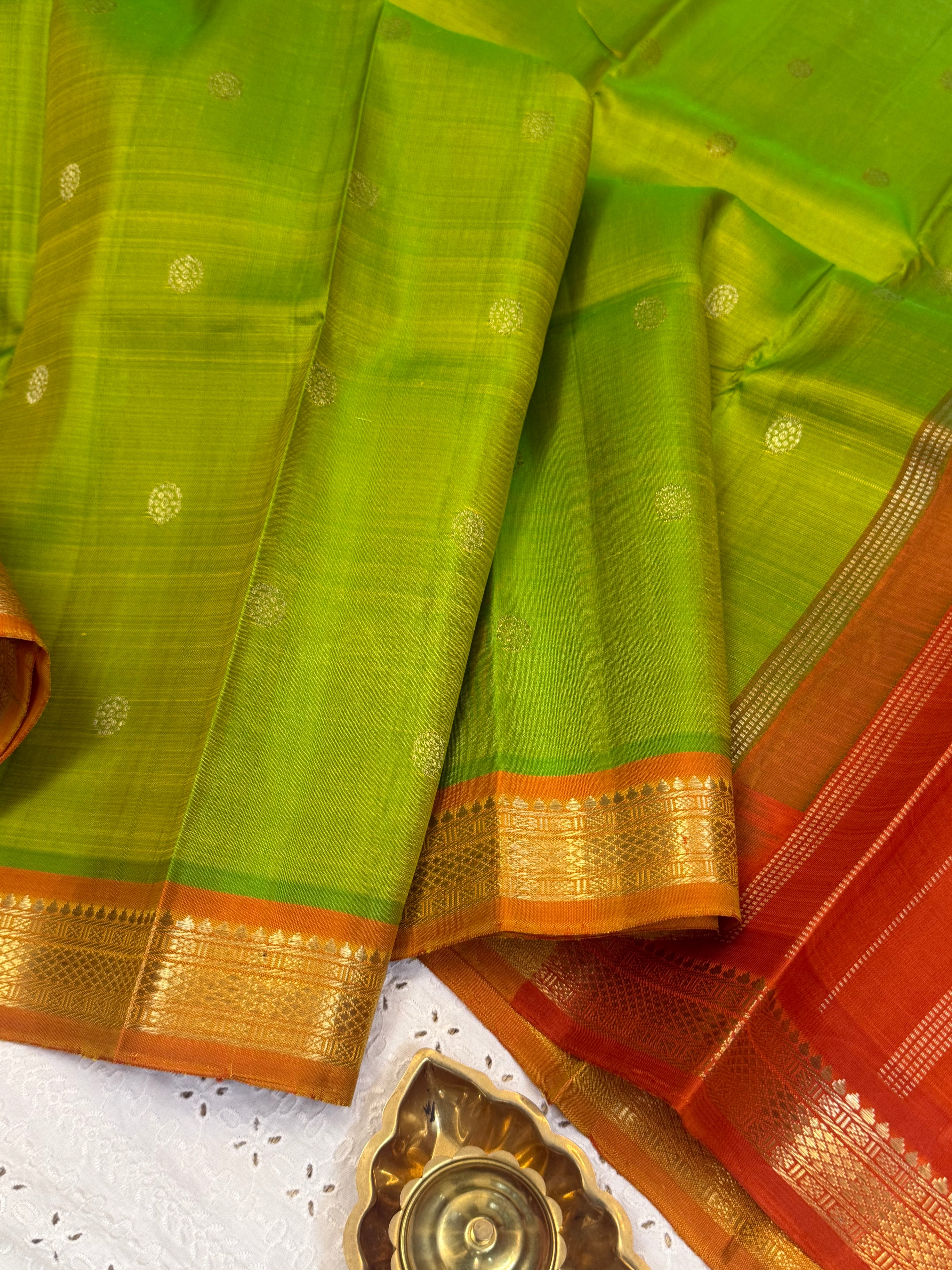 Parrot green with chakram Butta /kanjipuram silk saree CLSA738