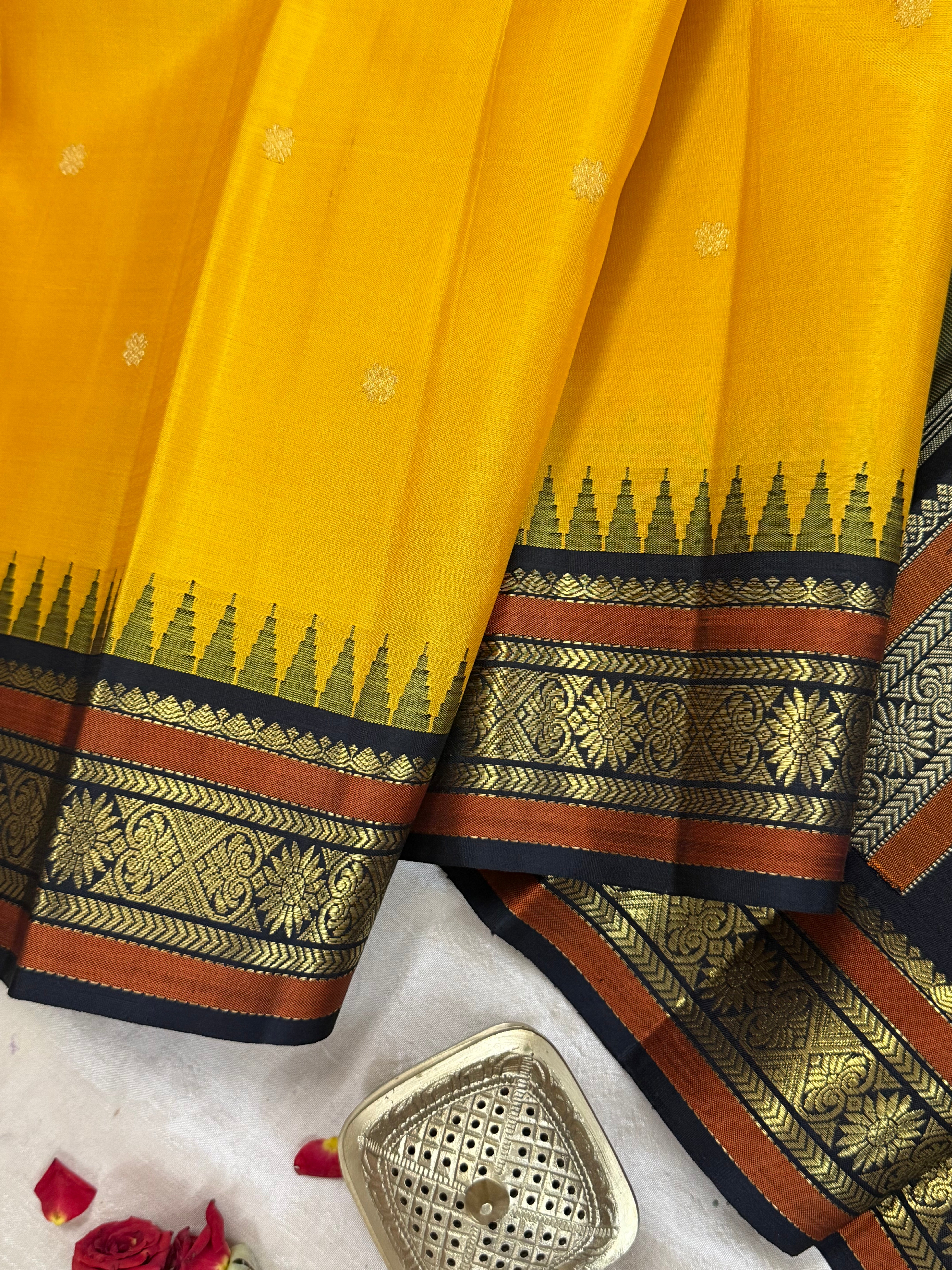 Mambalam manjal and black kai korvai / Kanjipuram silk