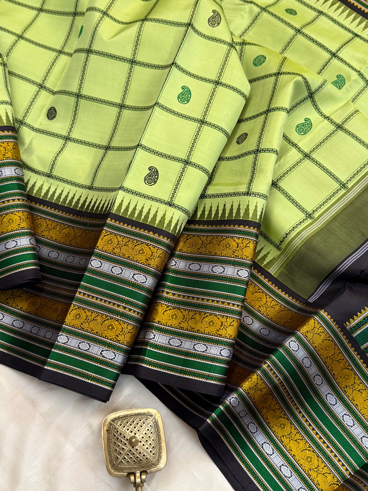 Lite green and black kattam butta / Special edition kanjipuram silk