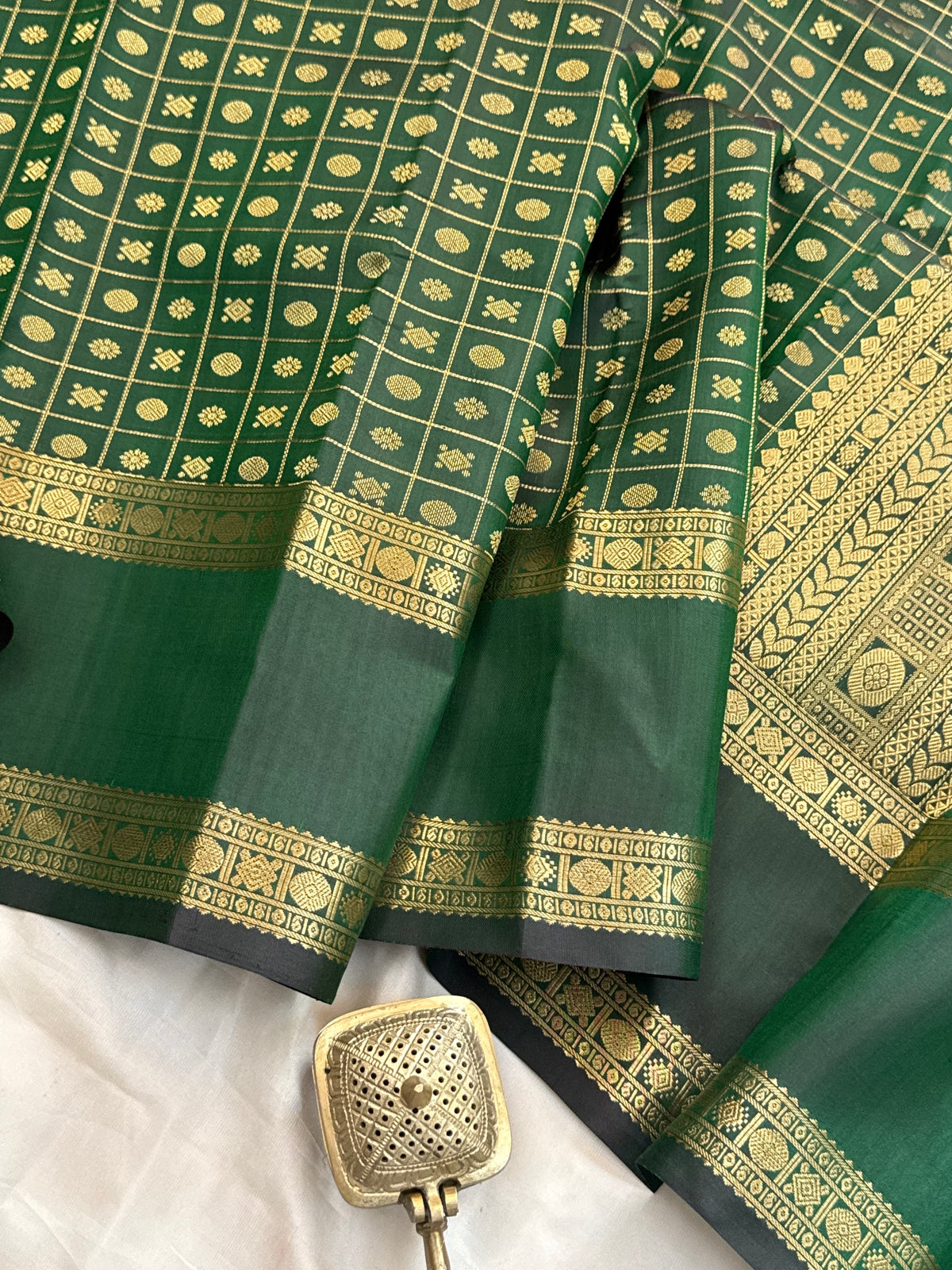 Dark green lakshambutta kili pallu / Special edition kanjipuram silk