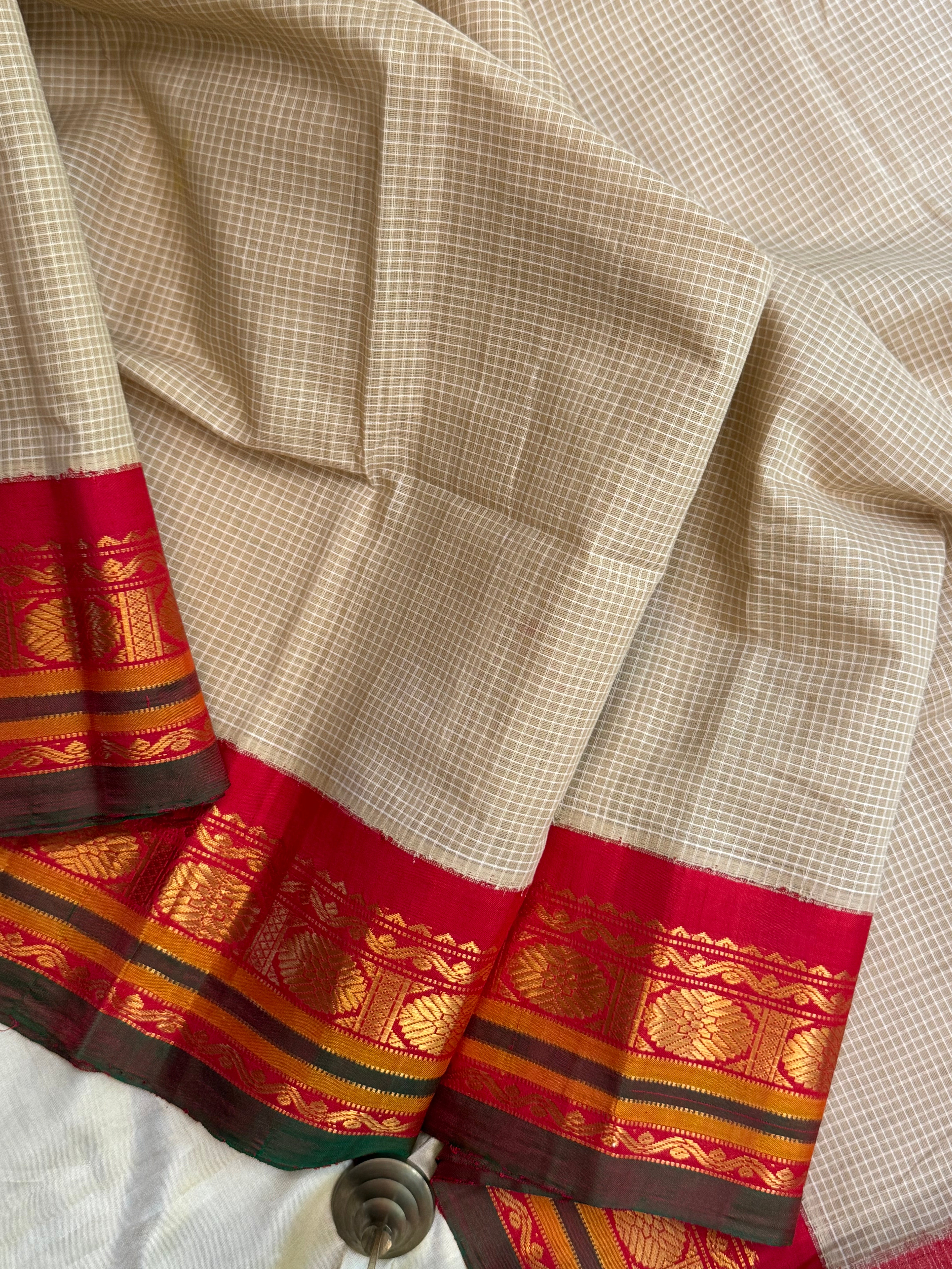 Creame and red korvai / Gadwal cotton (No Blouse)