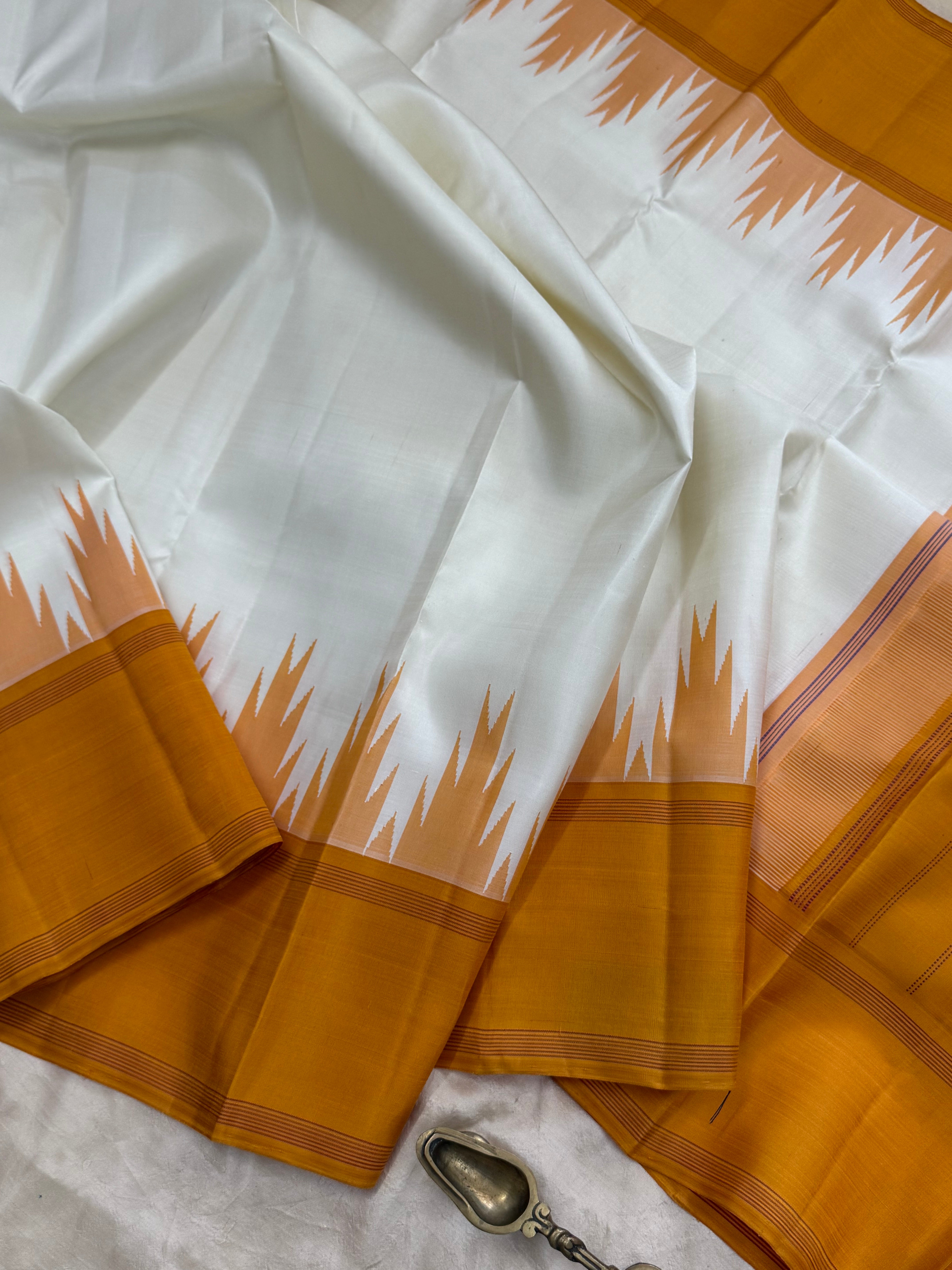 Off white Thalampu rekku/Aarani silk