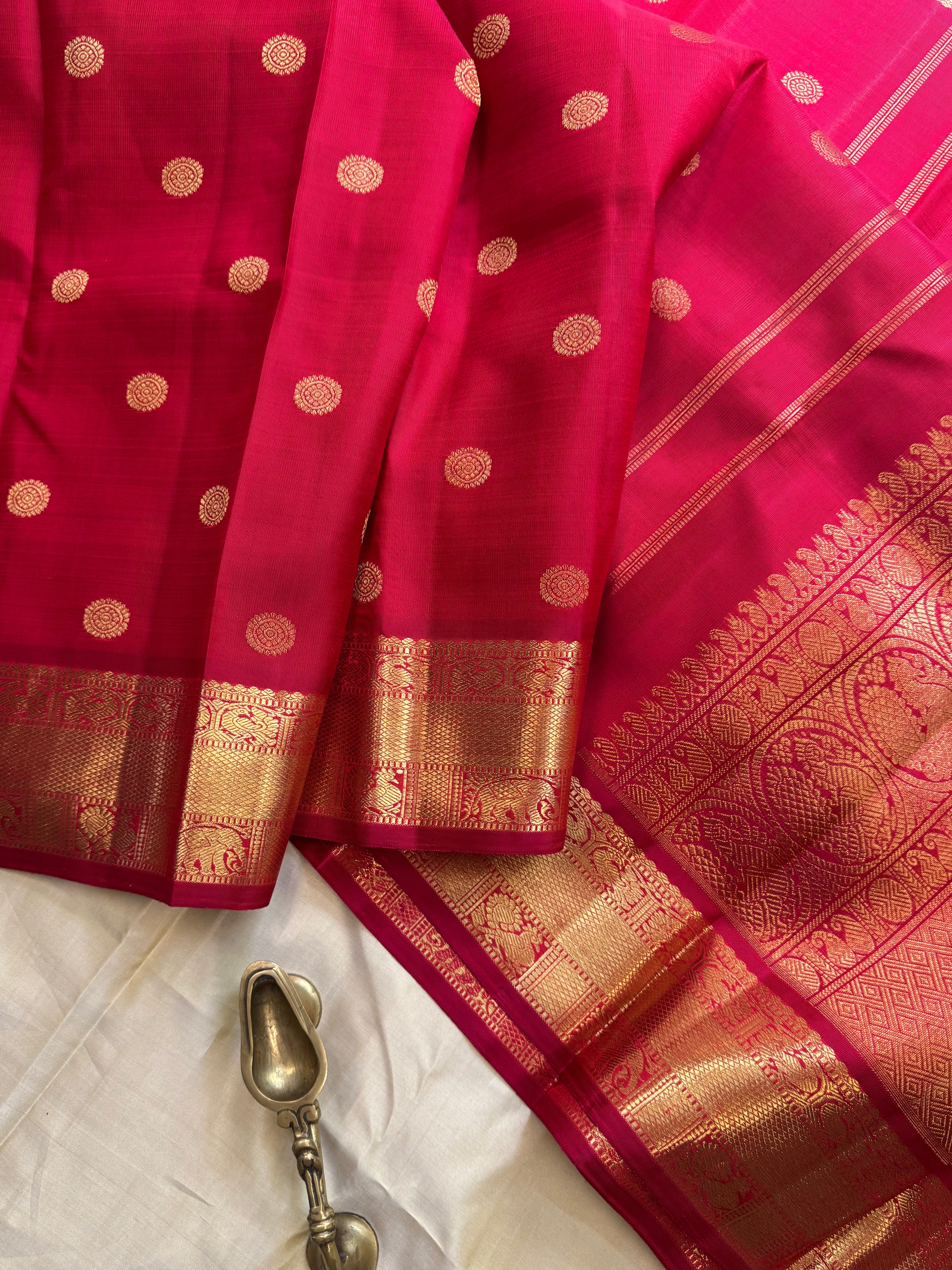 Swapnam : Red chakram Butta / kanjipuram silk